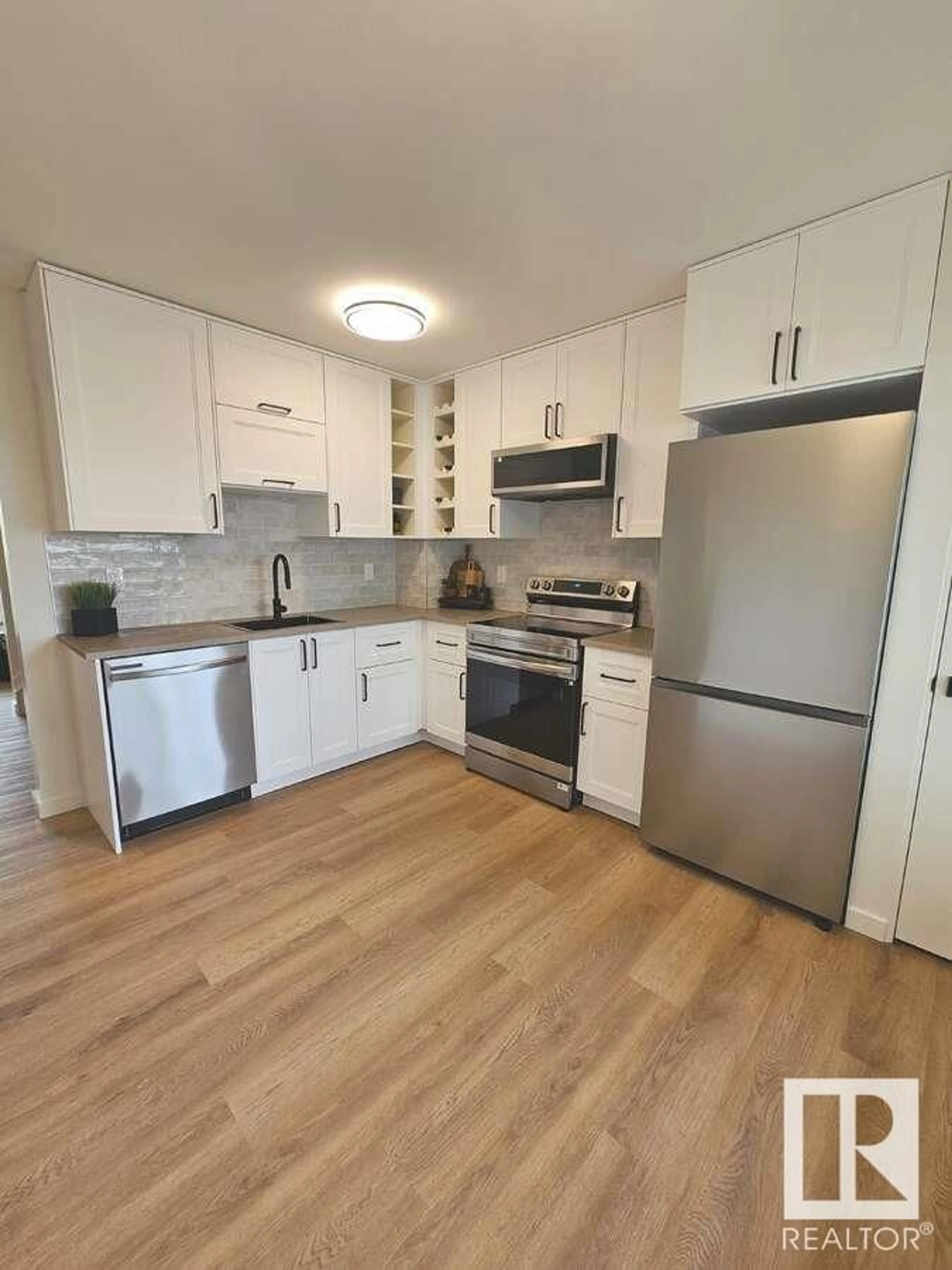 Standard kitchen, unknown for 19 2030 BRENTWOOD BV, Sherwood Park Alberta T8A4P6