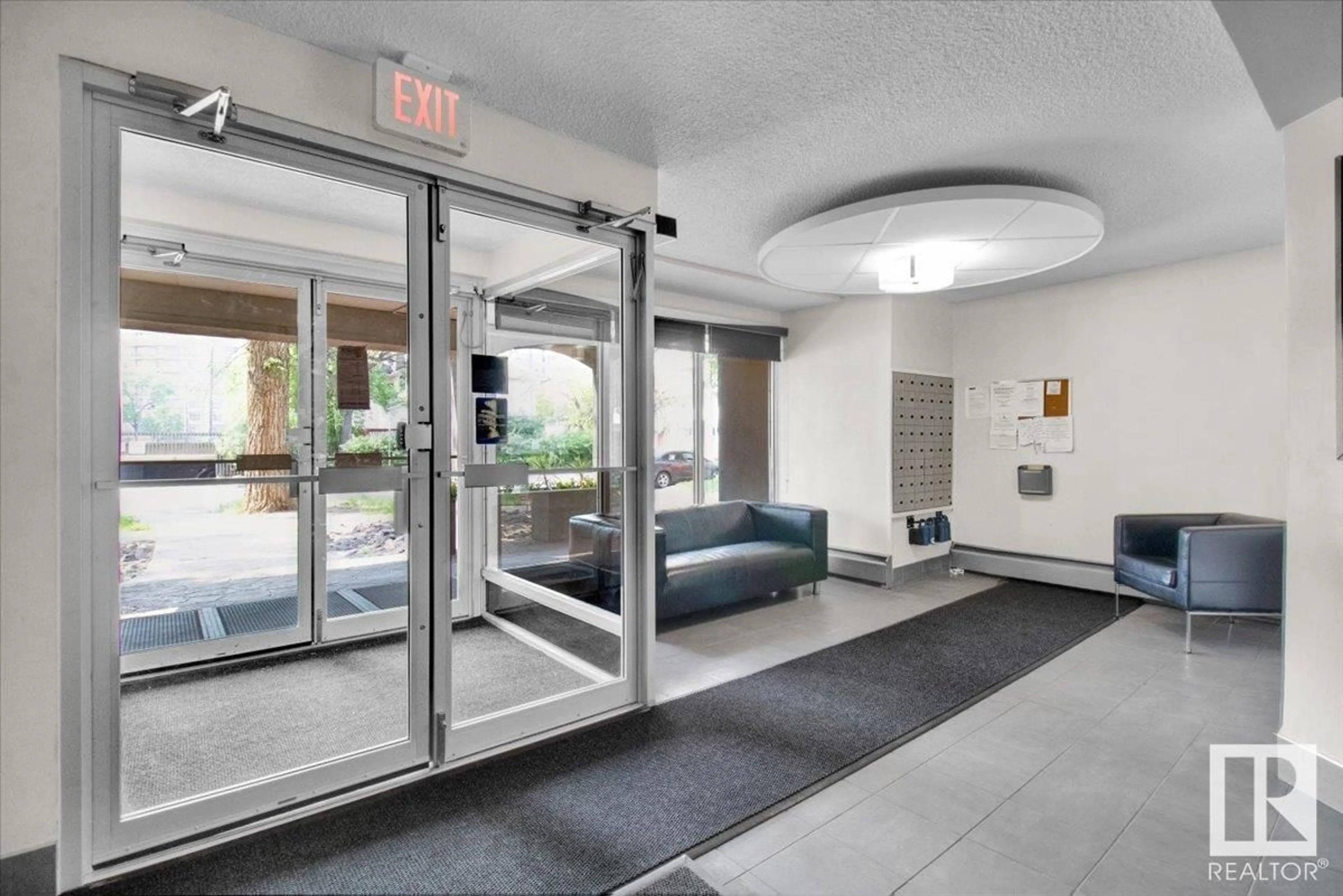 Indoor foyer for 304 - 10021 116 ST, Edmonton Alberta T5K1V5