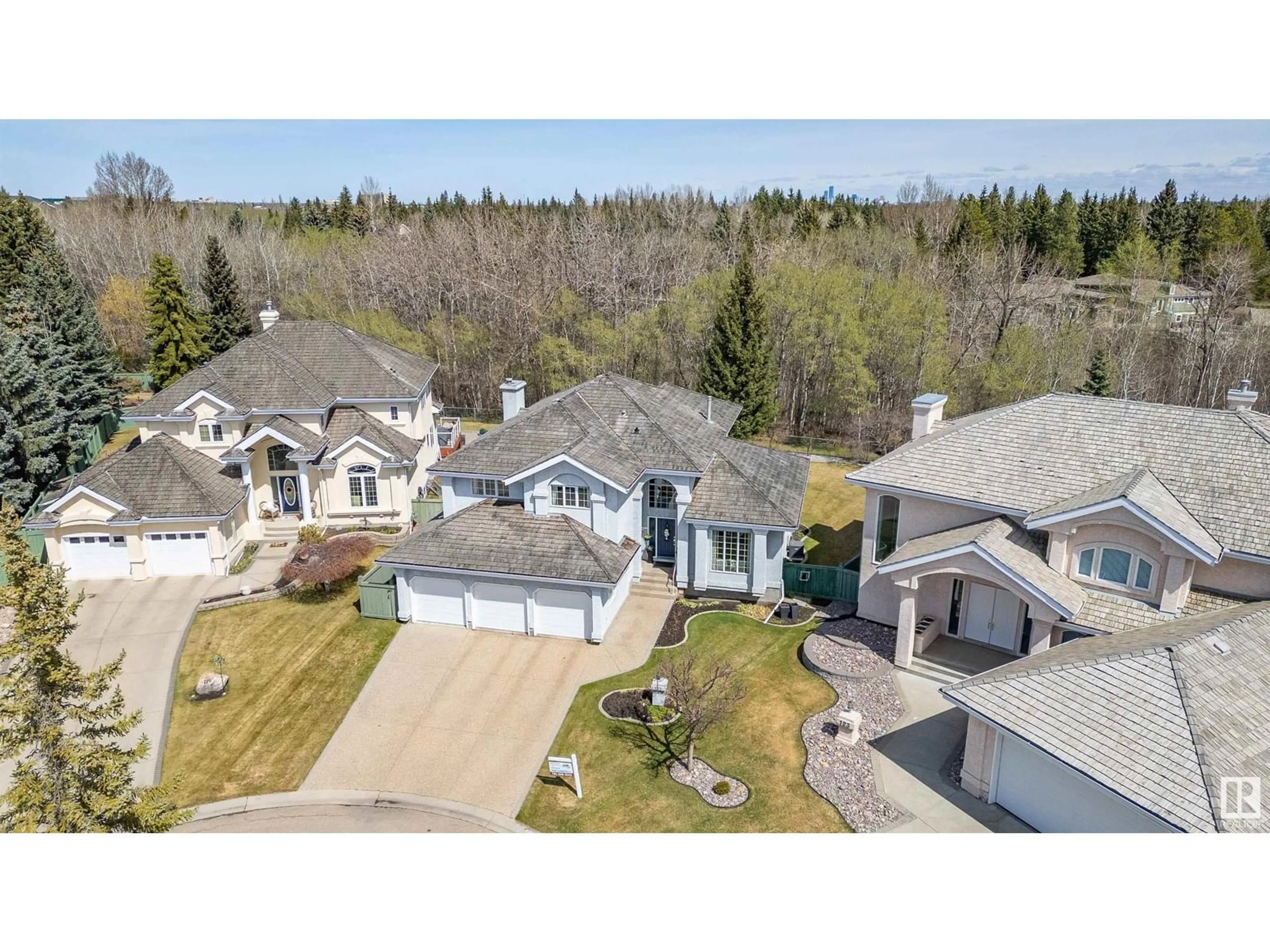 A pic from outside/outdoor area/front of a property/back of a property/a pic from drone, street for 121 WEAVER DR, Edmonton Alberta T6M2J3