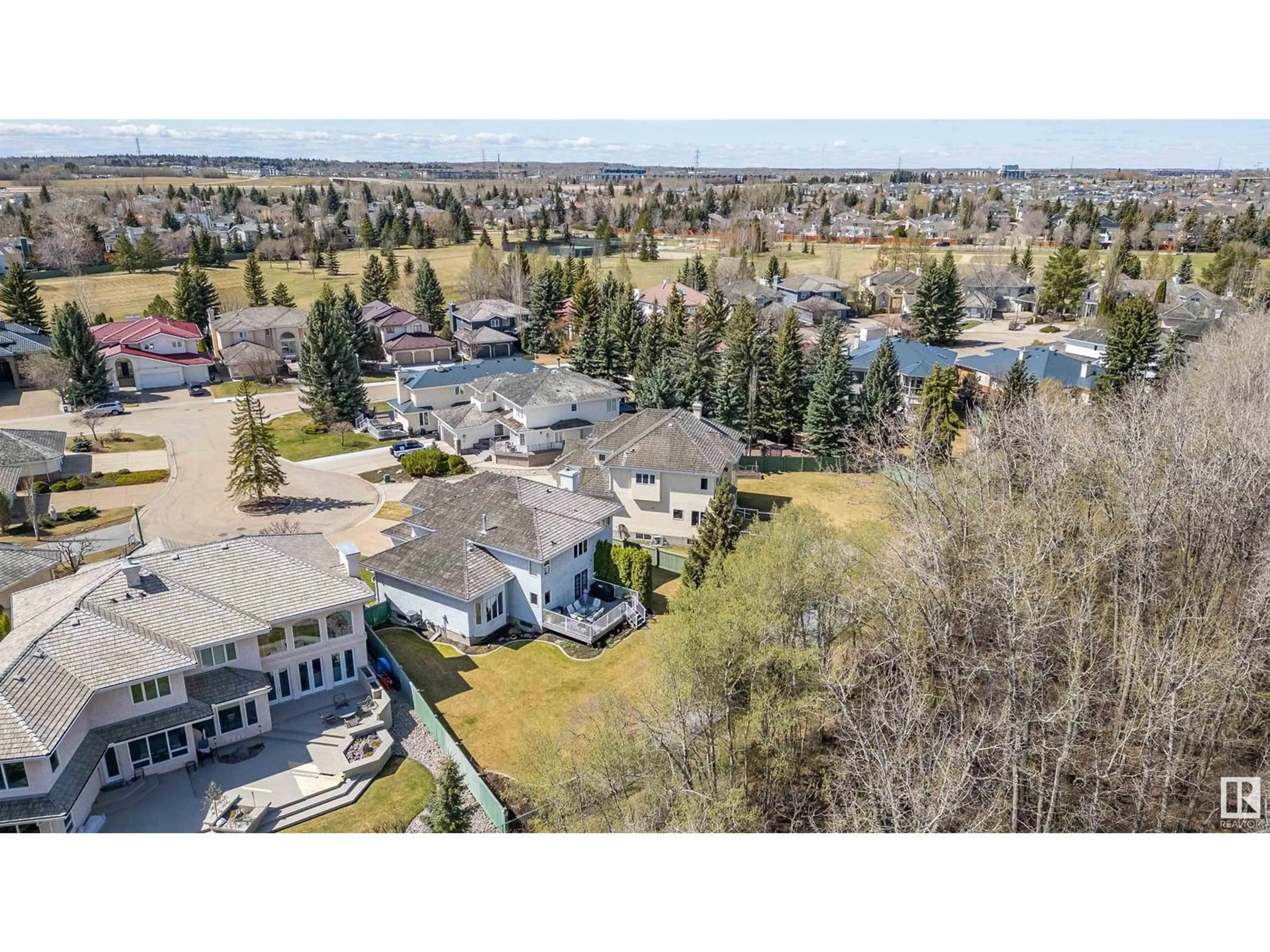 A pic from outside/outdoor area/front of a property/back of a property/a pic from drone, water/lake/river/ocean view for 121 WEAVER DR, Edmonton Alberta T6M2J3