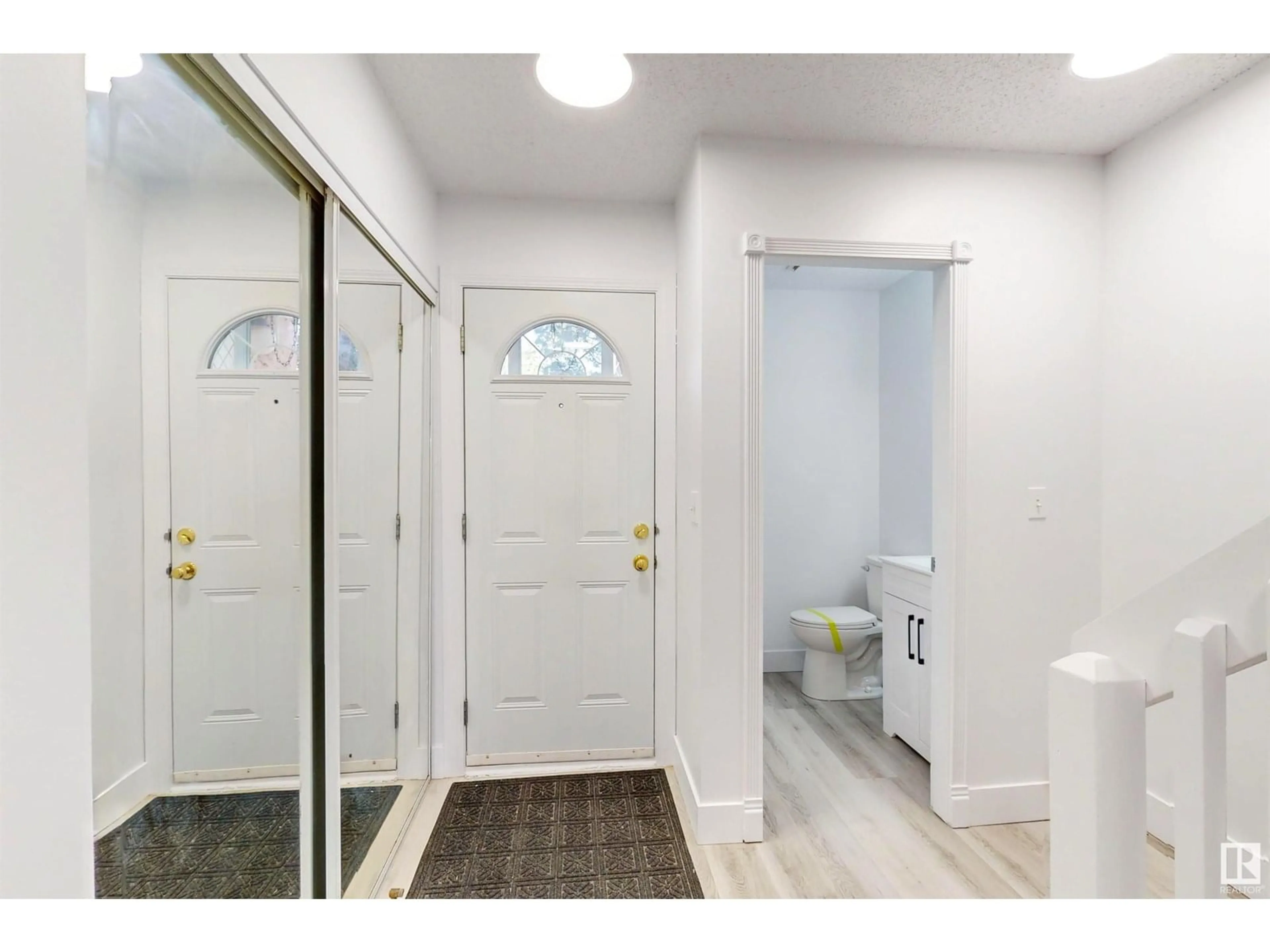 Indoor entryway for 942 LAKEWOOD ROAD, Edmonton Alberta T6K3X1
