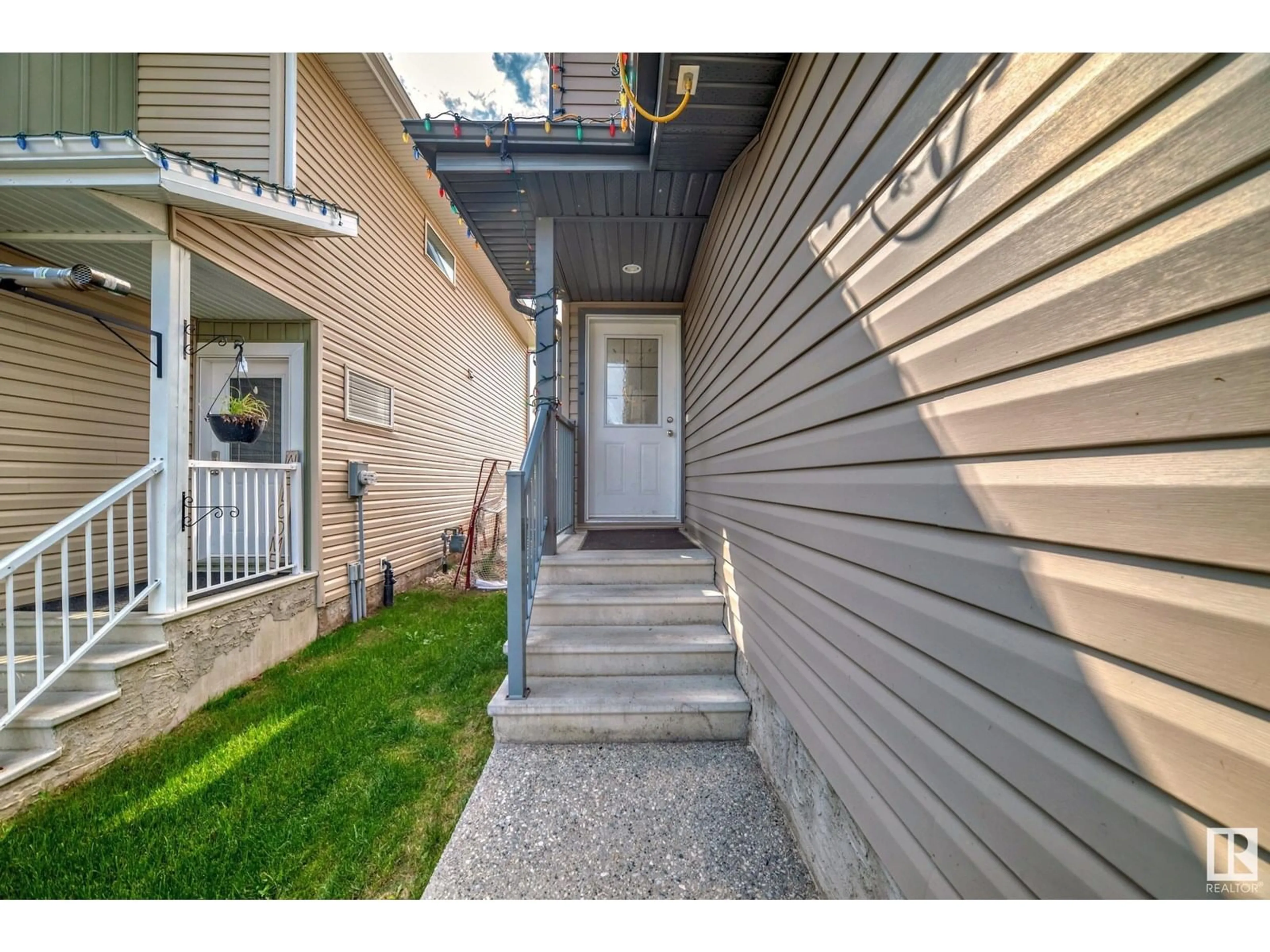 Indoor entryway for 149 SPRUCE GARDENS CR, Spruce Grove Alberta T7X0J9