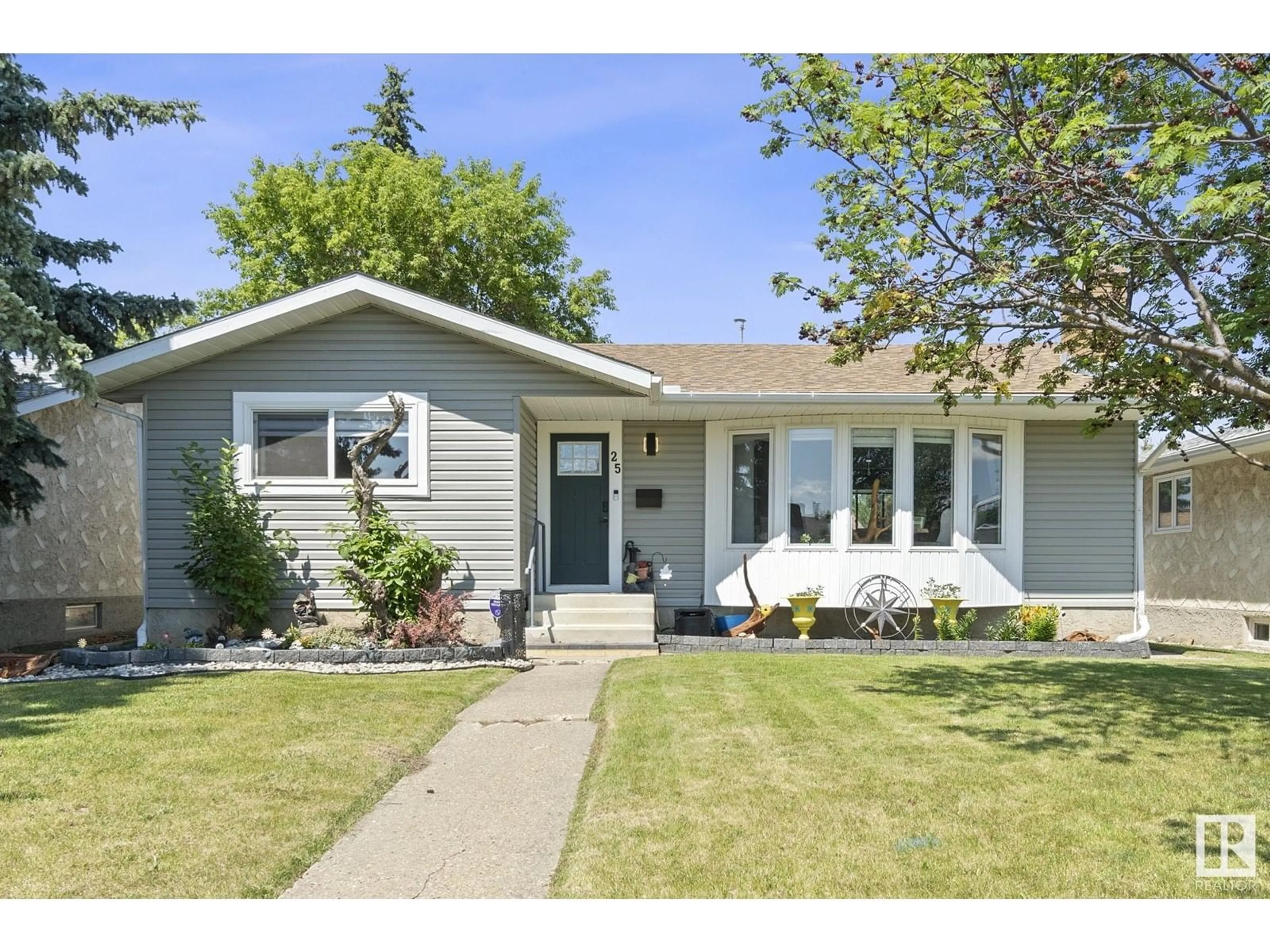 Home with vinyl exterior material, street for 25 WEDGEWOOD AV, Spruce Grove Alberta T7X1M6