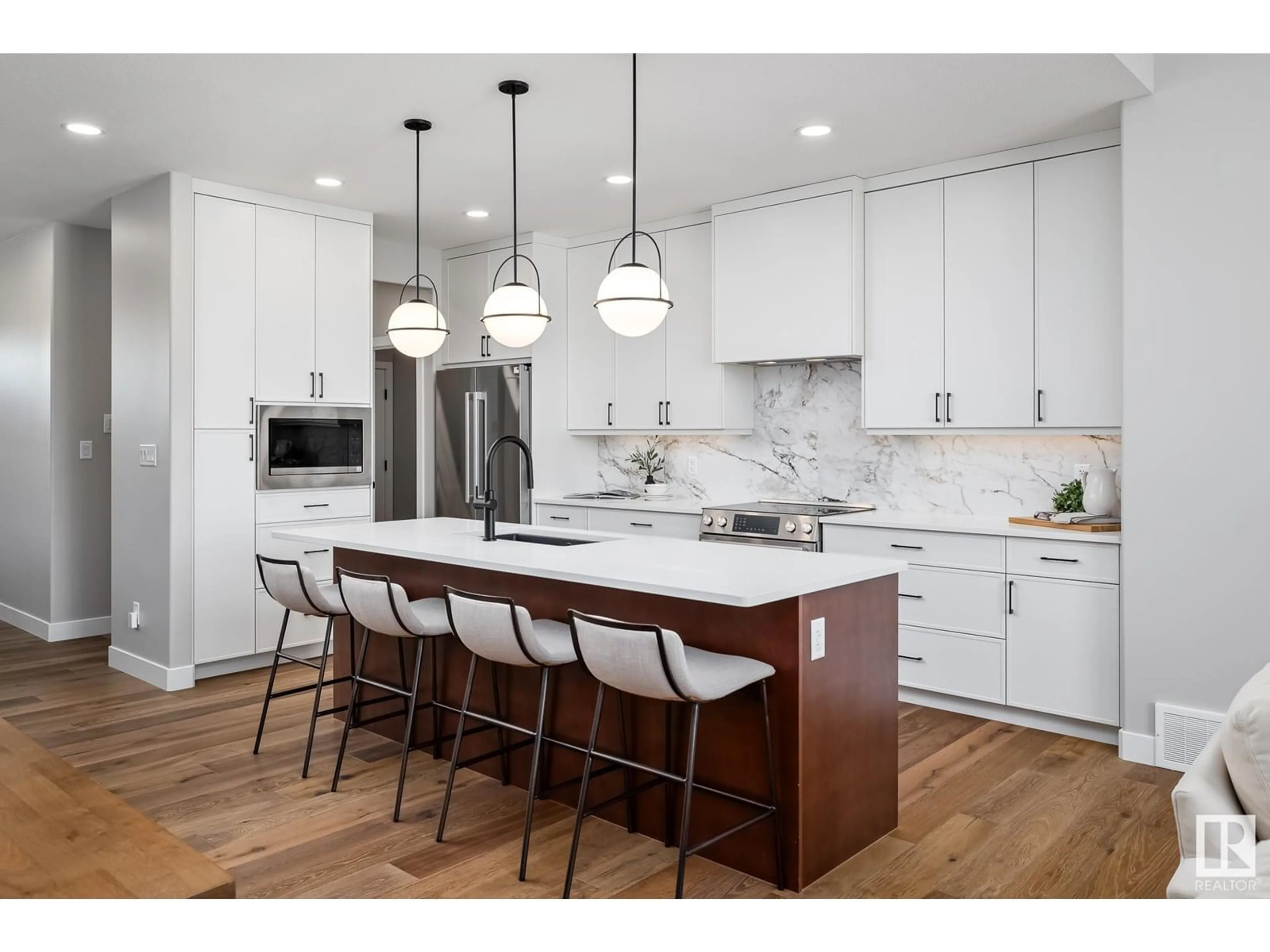 Contemporary kitchen, wood/laminate floor for 3 NEWBURY CIRCLE, Sherwood Park Alberta T8B0G1
