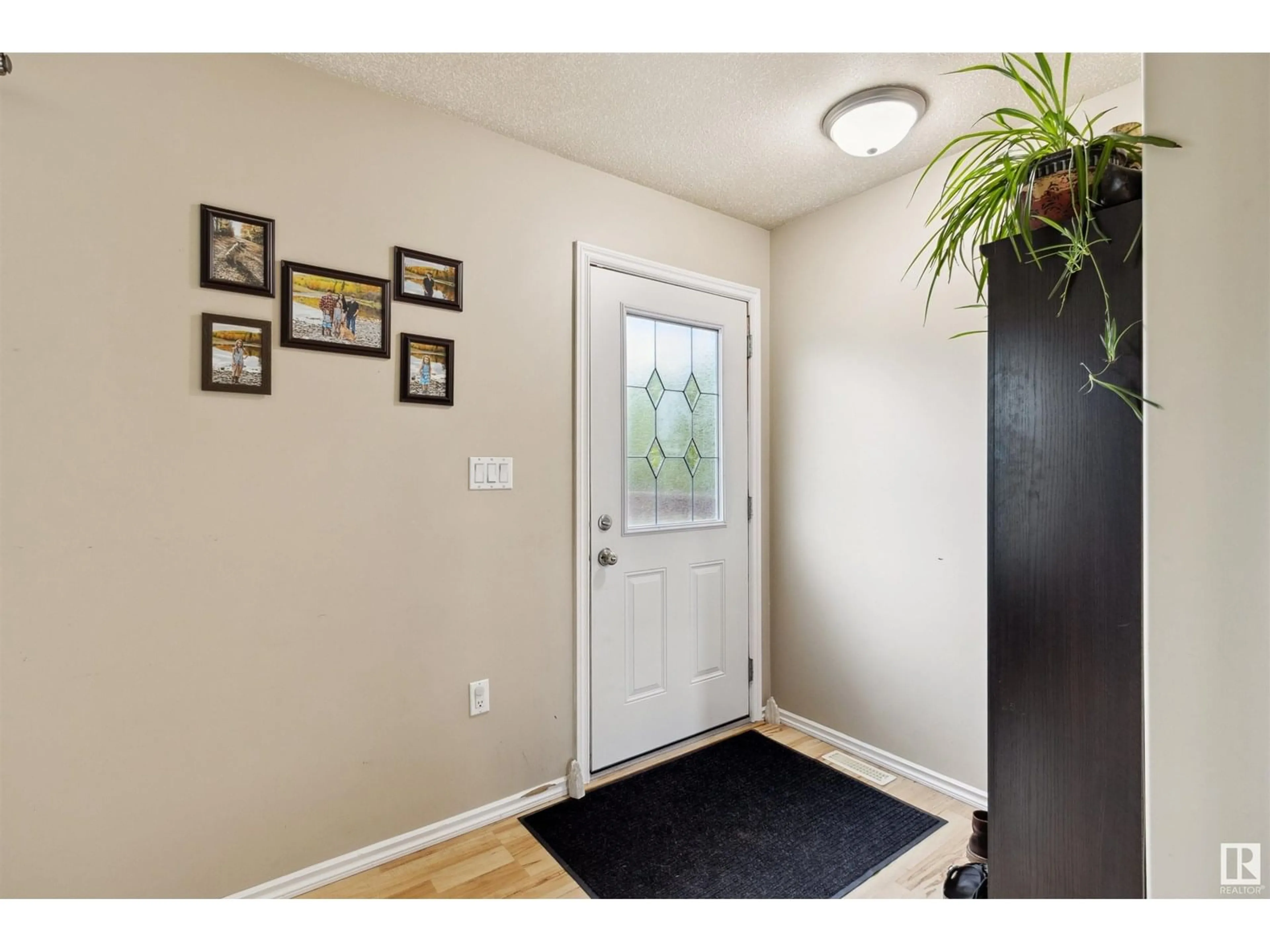 Indoor entryway for 5044 43 STREET, Drayton Valley Alberta T7A1B8