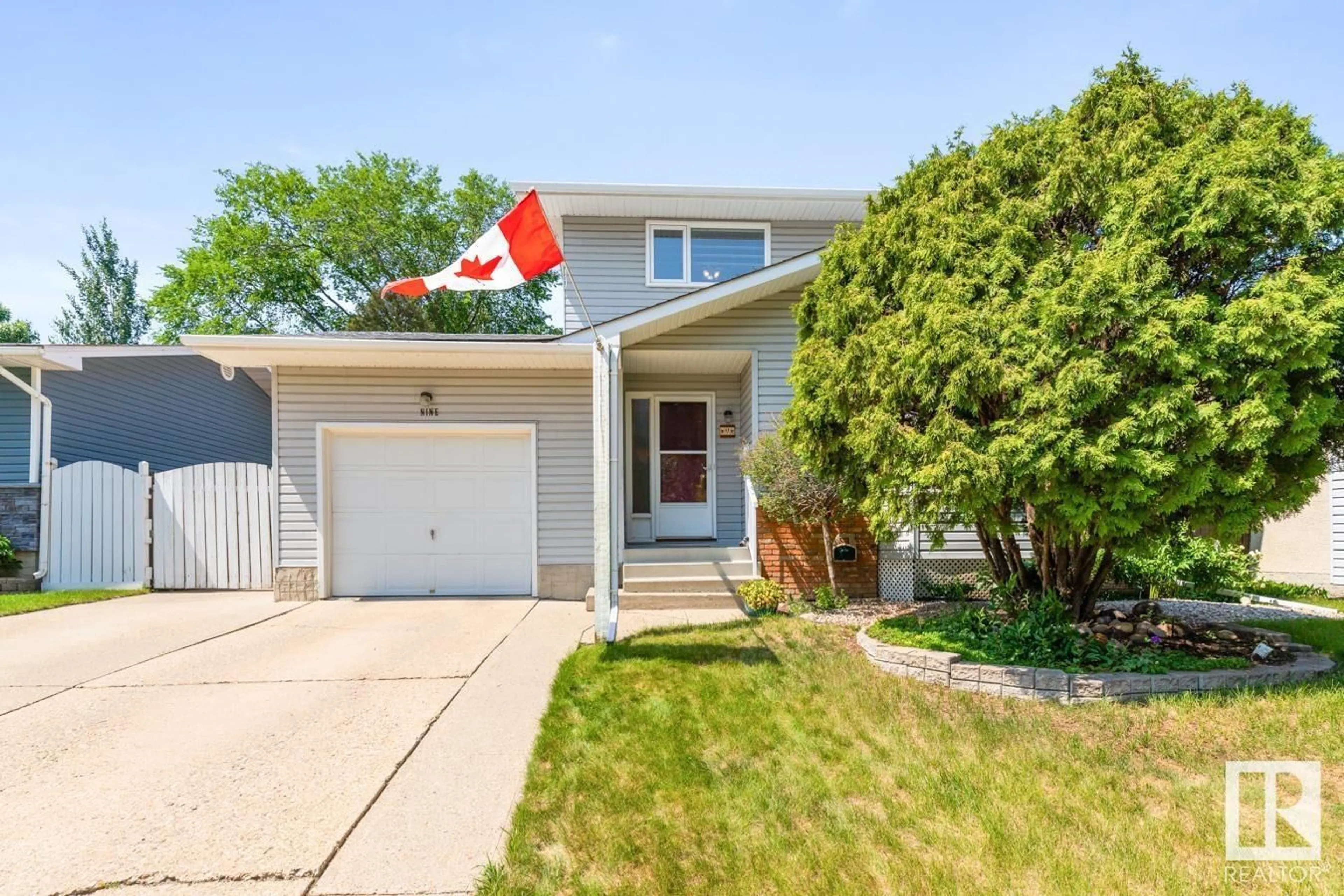 Home with vinyl exterior material, street for 9 MARKET ST, Sherwood Park Alberta T8A0T5