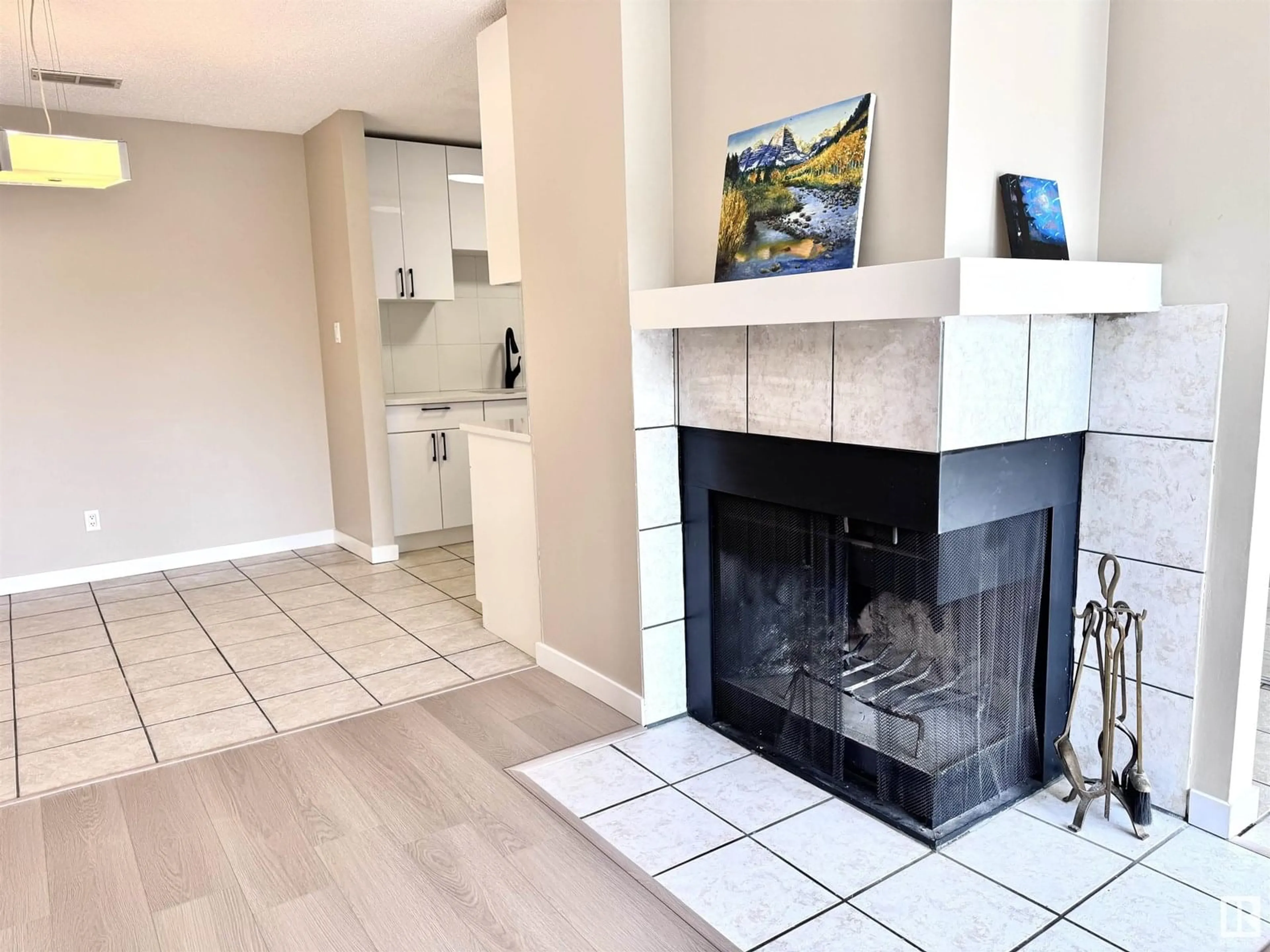 A pic of a room for #6 - 2204 118 ST, Edmonton Alberta T6J5K2