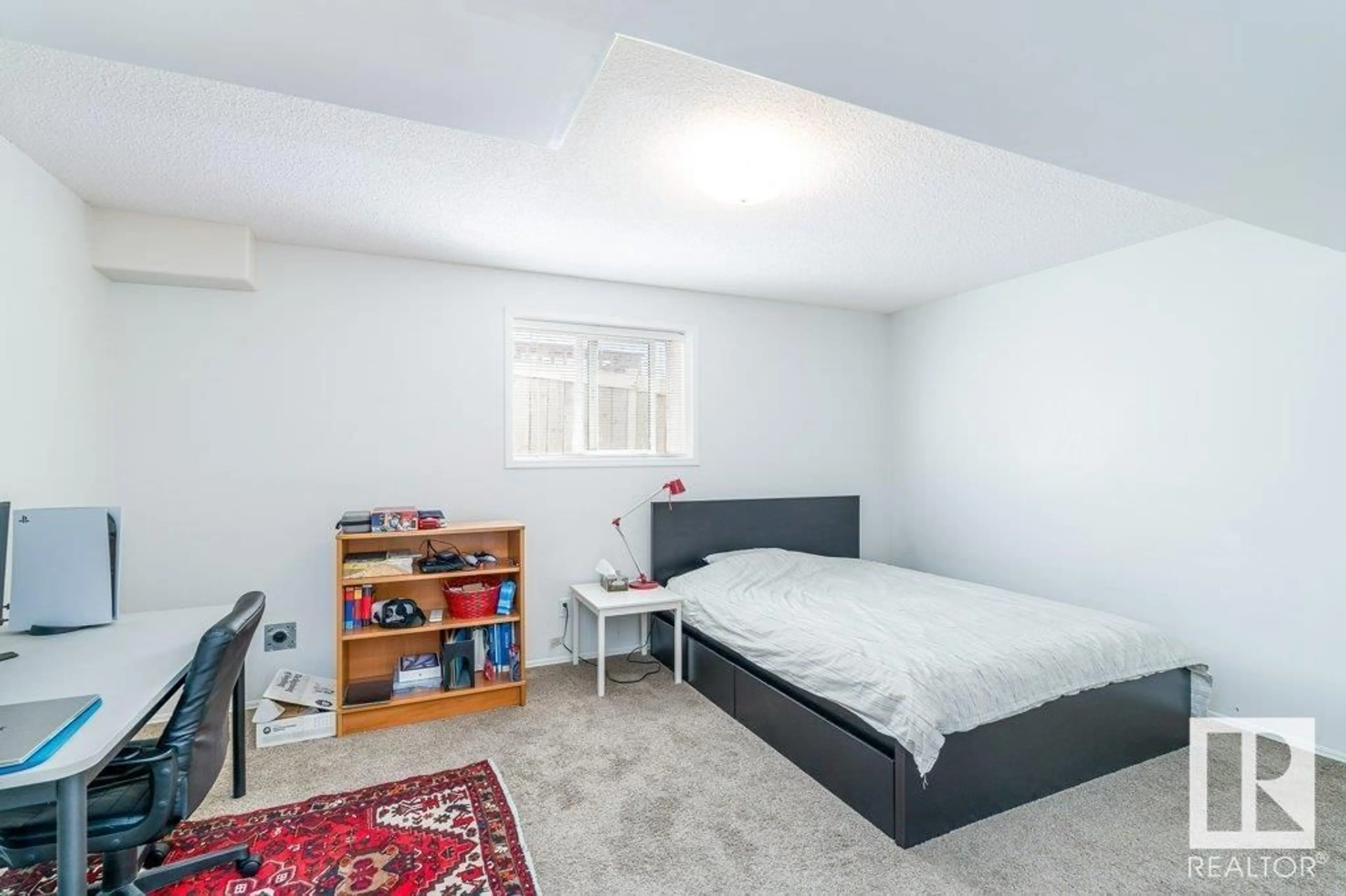 A pic of a room for 11839 8 AV, Edmonton Alberta T6J6Z9