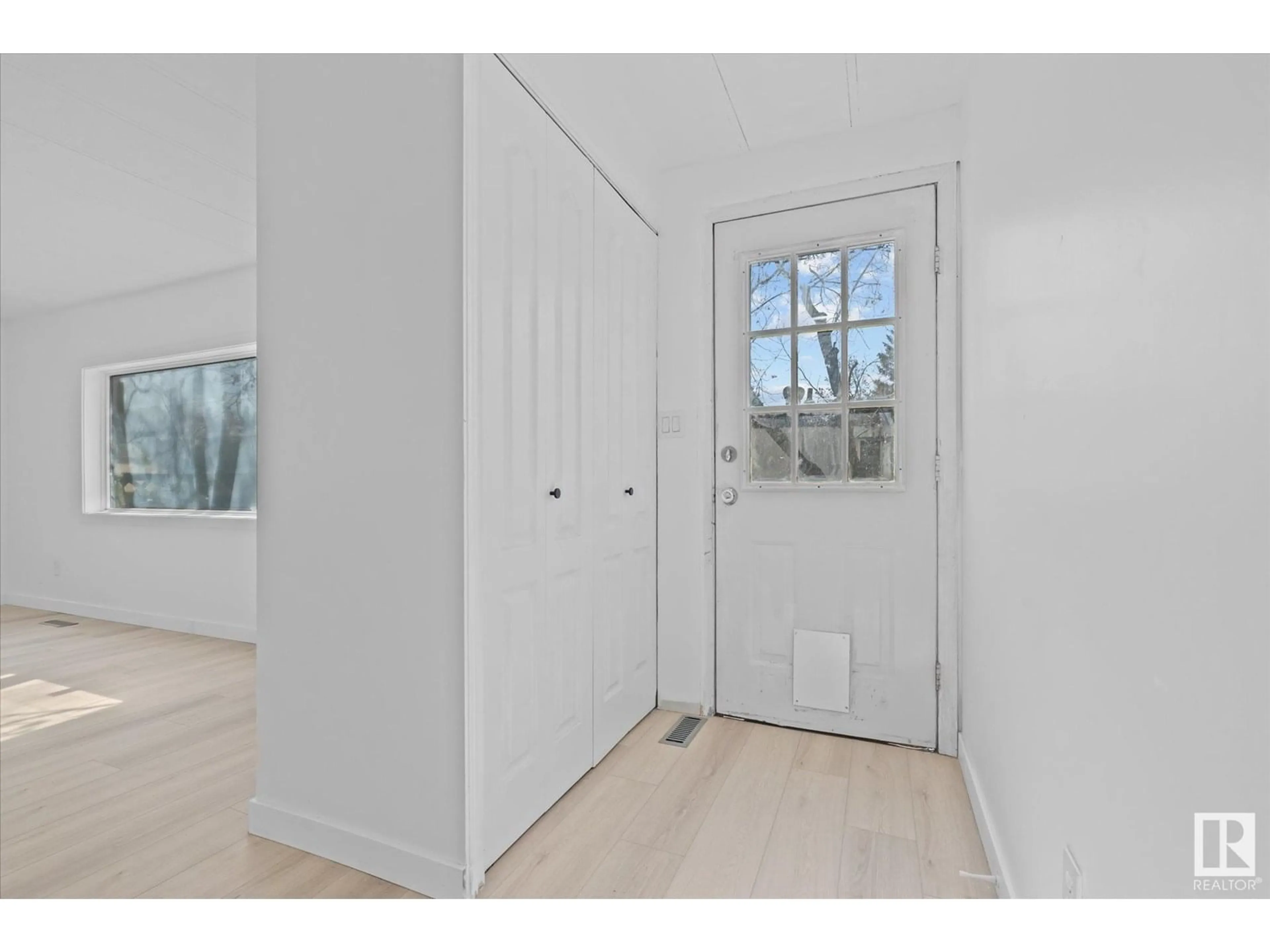 Indoor entryway for 2 MEADOW CRESCENT, Edmonton Alberta T6P1G1