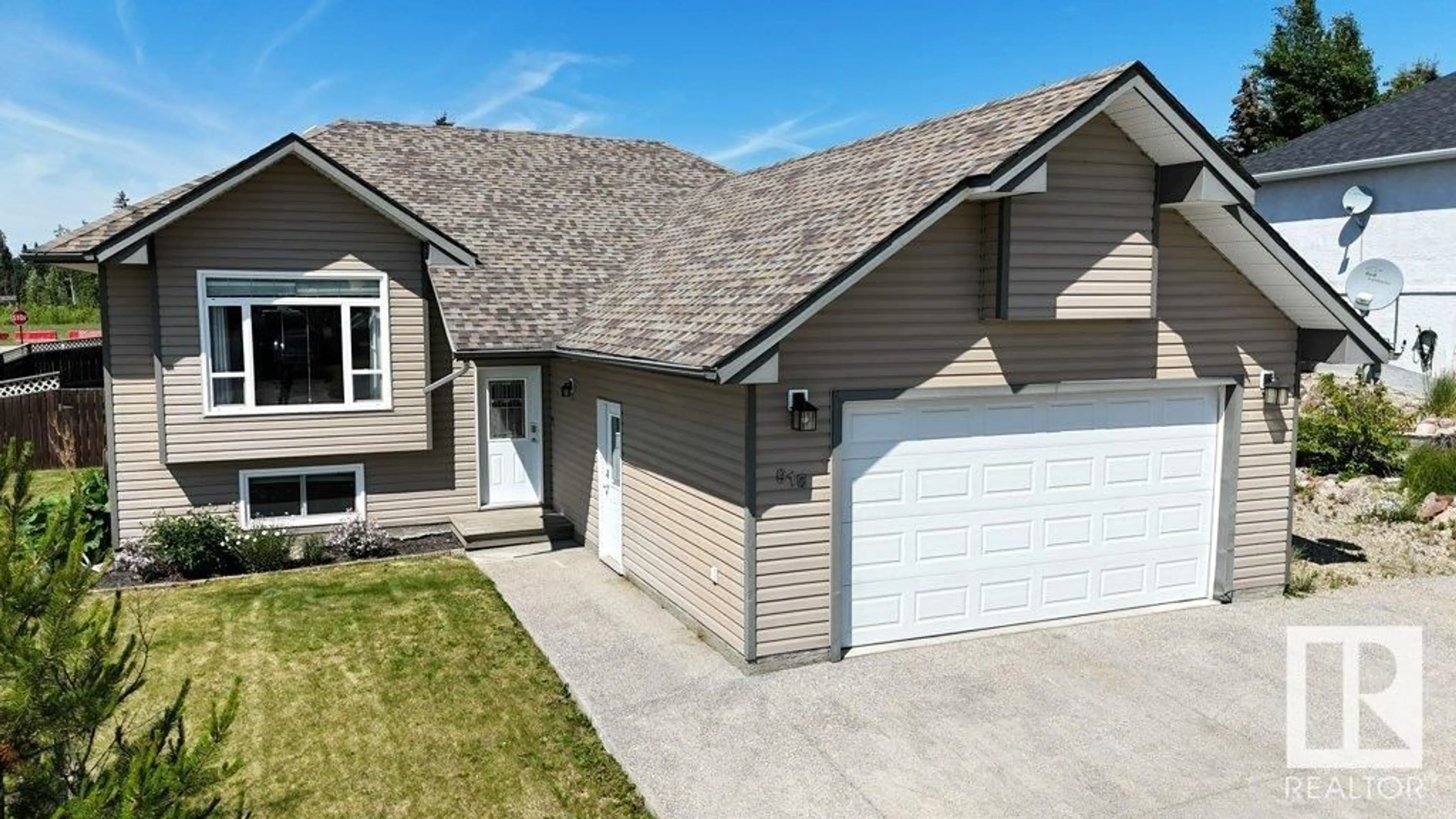 Home with vinyl exterior material, street for 916 62A ST, Edson Alberta T7E1Y6