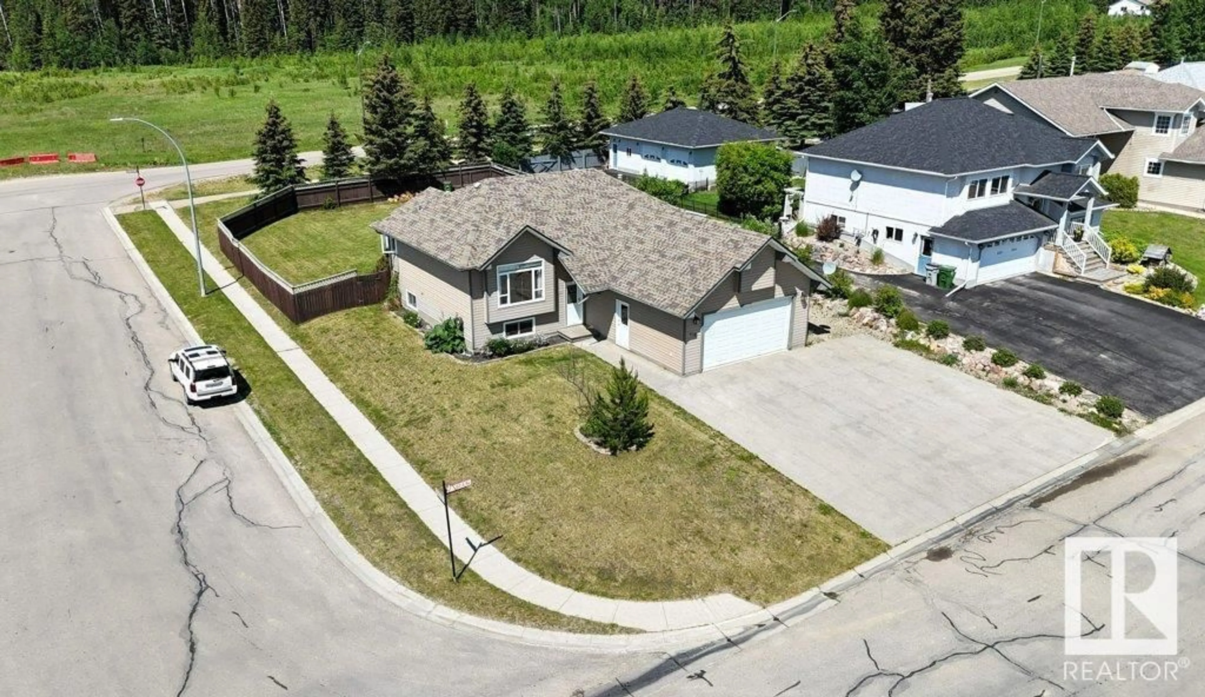 A pic from outside/outdoor area/front of a property/back of a property/a pic from drone, street for 916 62A ST, Edson Alberta T7E1Y6