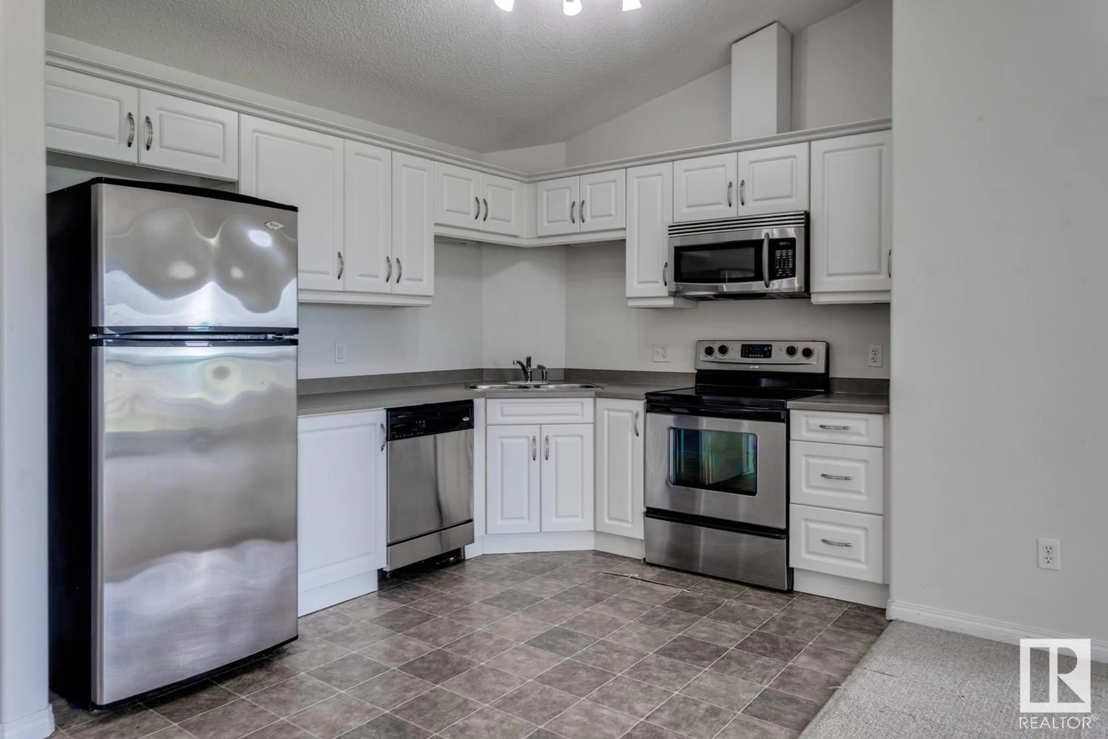 Standard kitchen, ceramic/tile floor for 7331 - 6414 SOUTH TERWILLEGAR DR, Edmonton Alberta T6R0L9