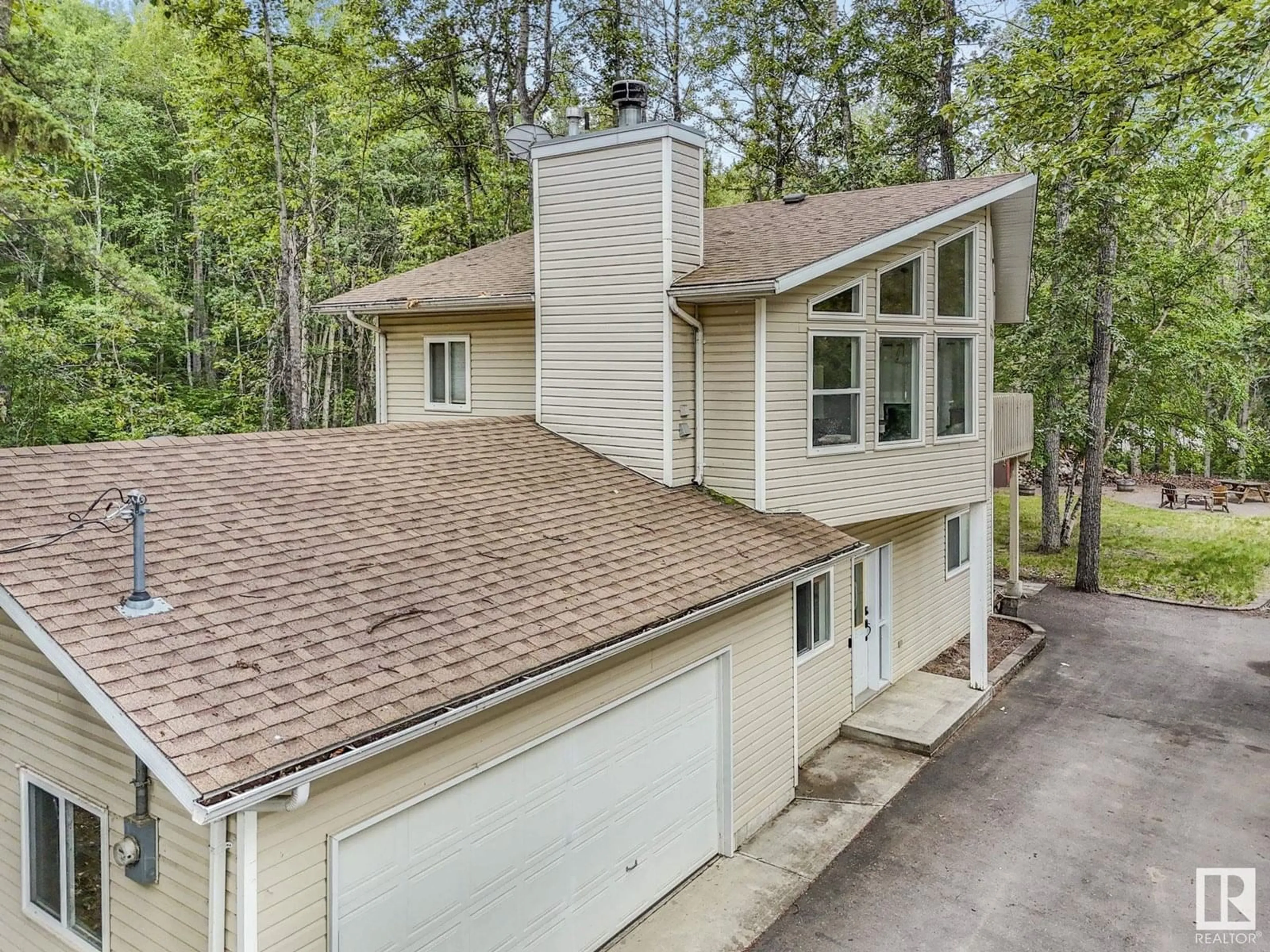 A pic from outside/outdoor area/front of a property/back of a property/a pic from drone, unknown for 615 ASH ST, Rural Sturgeon County Alberta T0G0J0