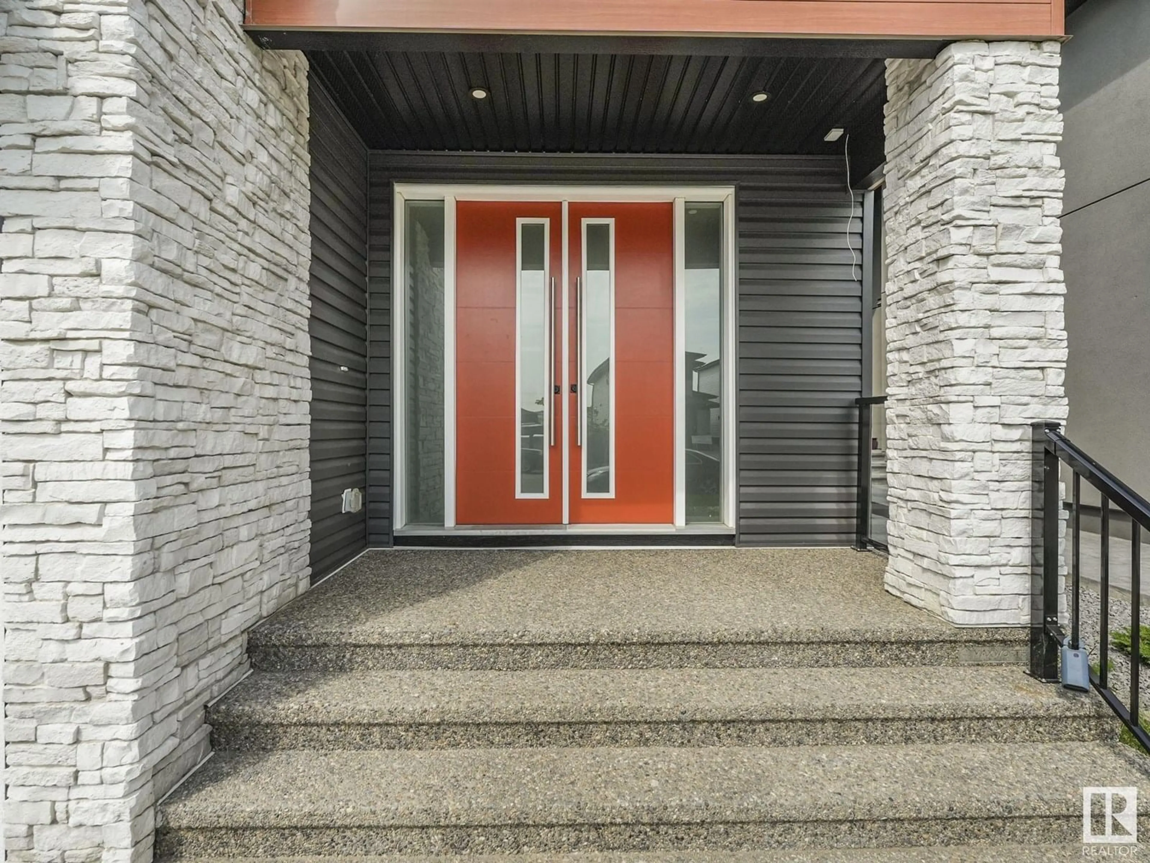 Indoor entryway for 202 FRASER WY, Edmonton Alberta T5L4C1