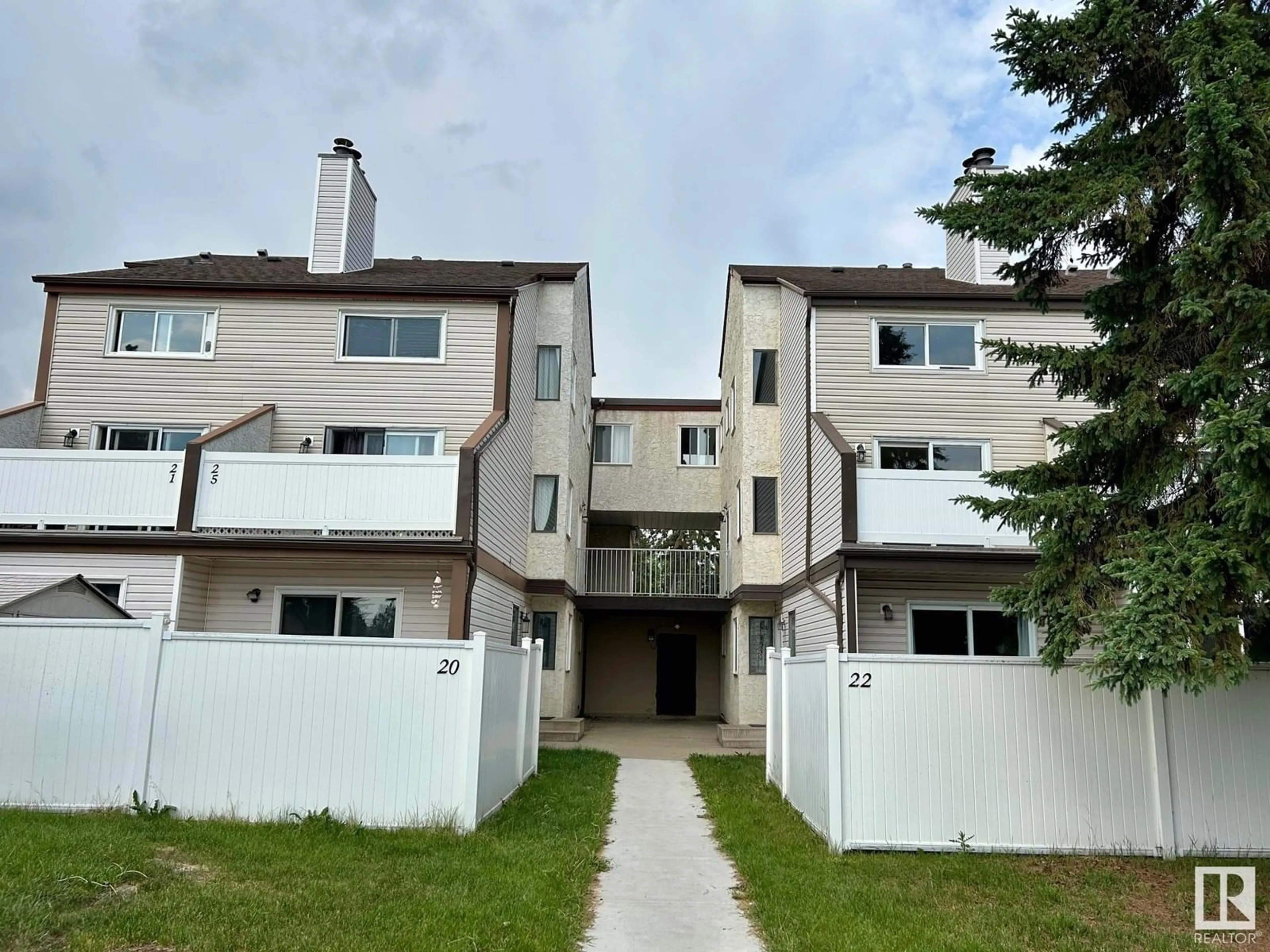 A pic from outside/outdoor area/front of a property/back of a property/a pic from drone, unknown for 27 LANCASTER TC, Edmonton Alberta T5X5S4