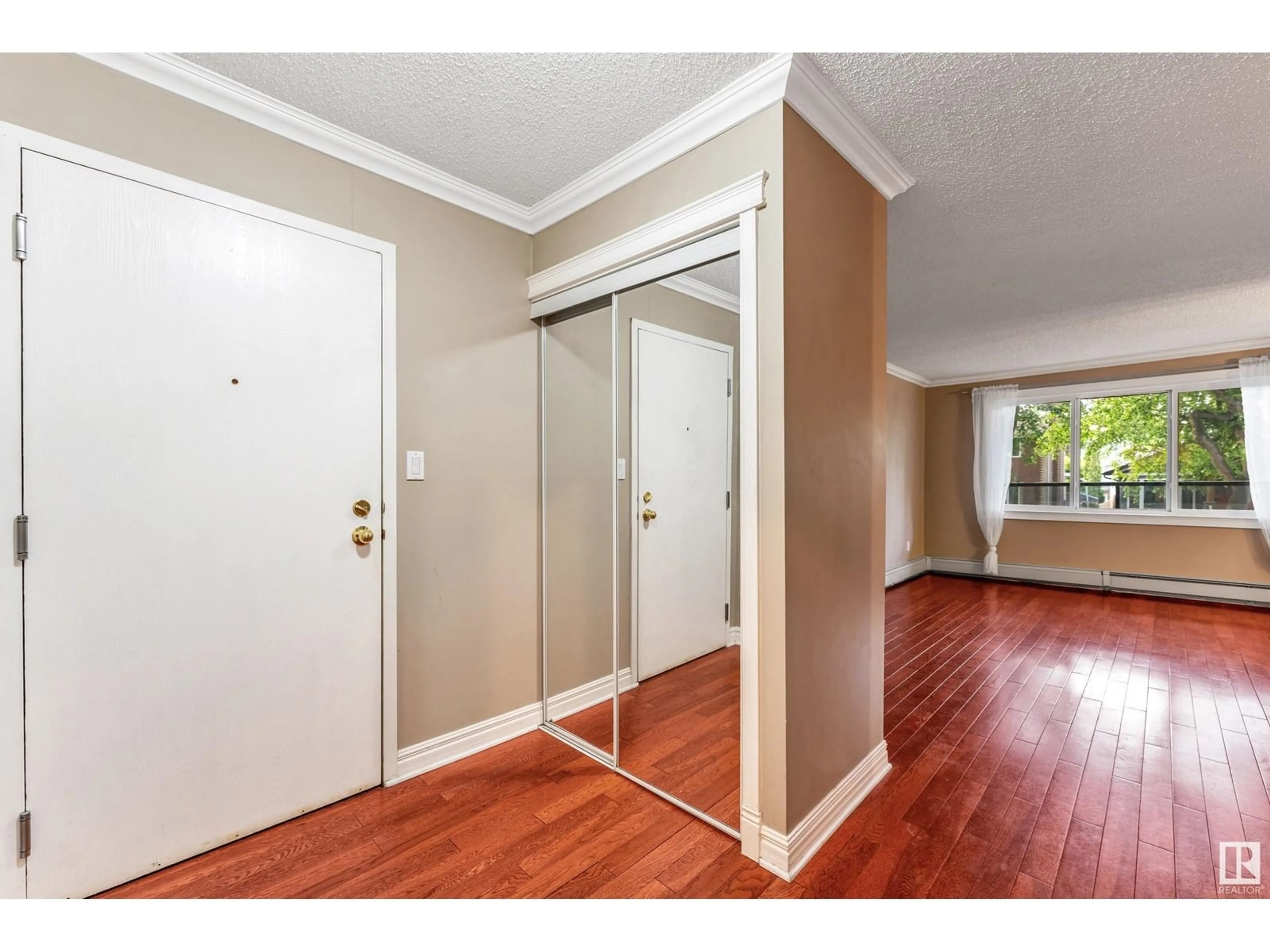Indoor entryway for 201 - 10003 87 AV, Edmonton Alberta T6P2P1