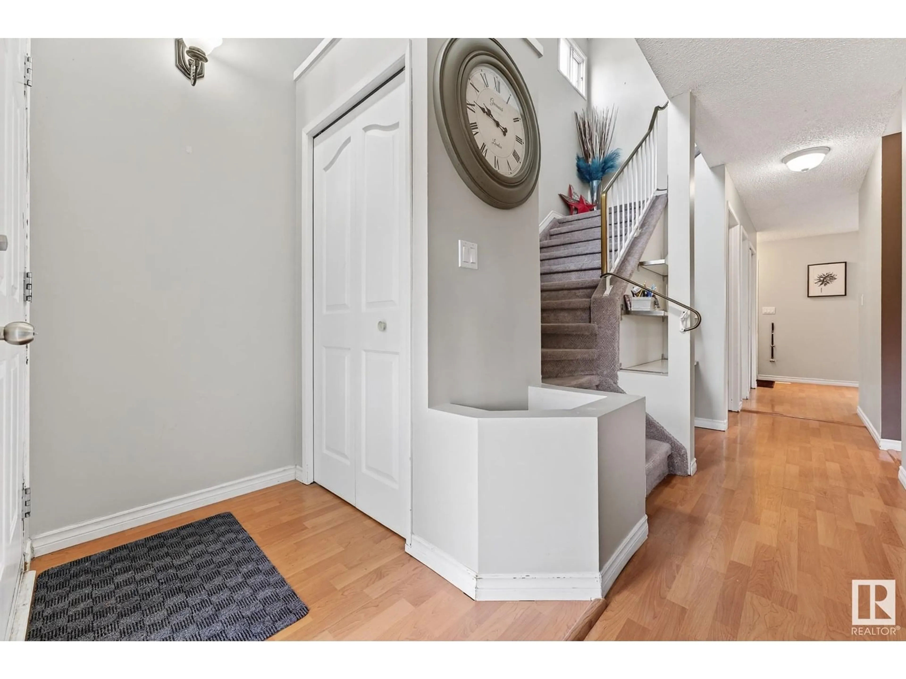 Indoor entryway for 3512 42A AV, Edmonton Alberta T6L4N7