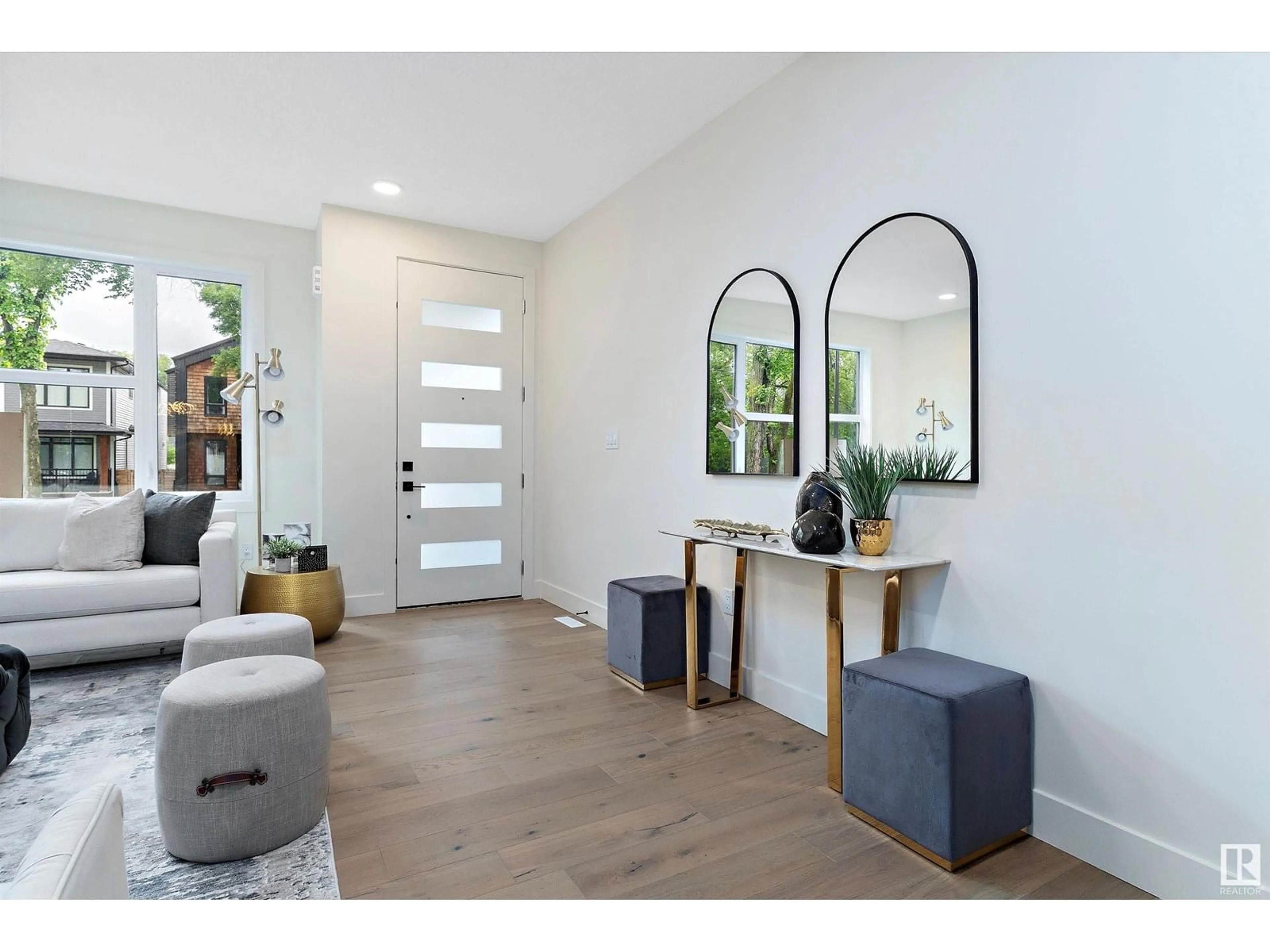 Indoor entryway for 10965 129 ST, Edmonton Alberta T5M0Y2