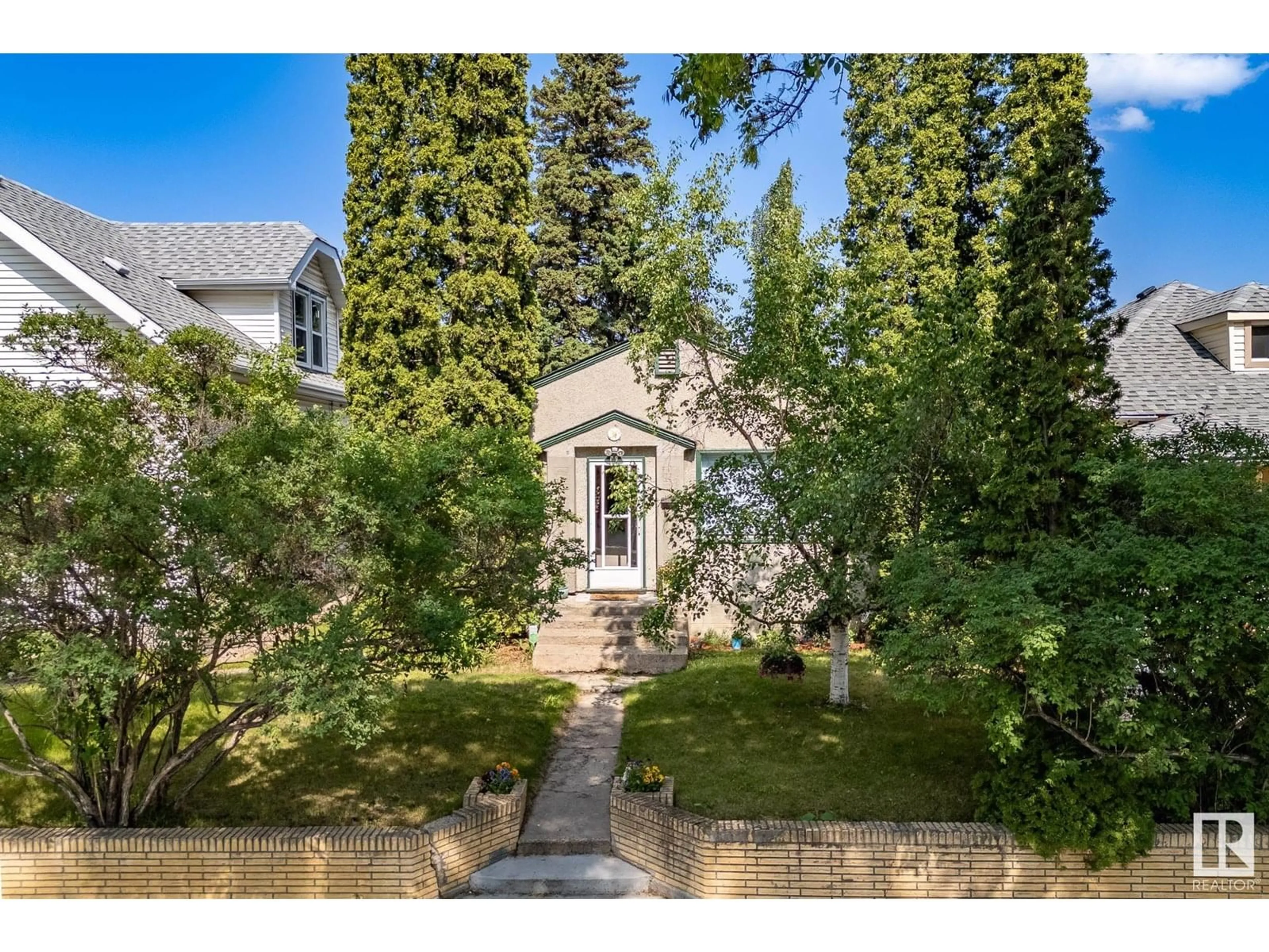 A pic from outside/outdoor area/front of a property/back of a property/a pic from drone, street for NW - 11429 65 ST, Edmonton Alberta T5W4K7