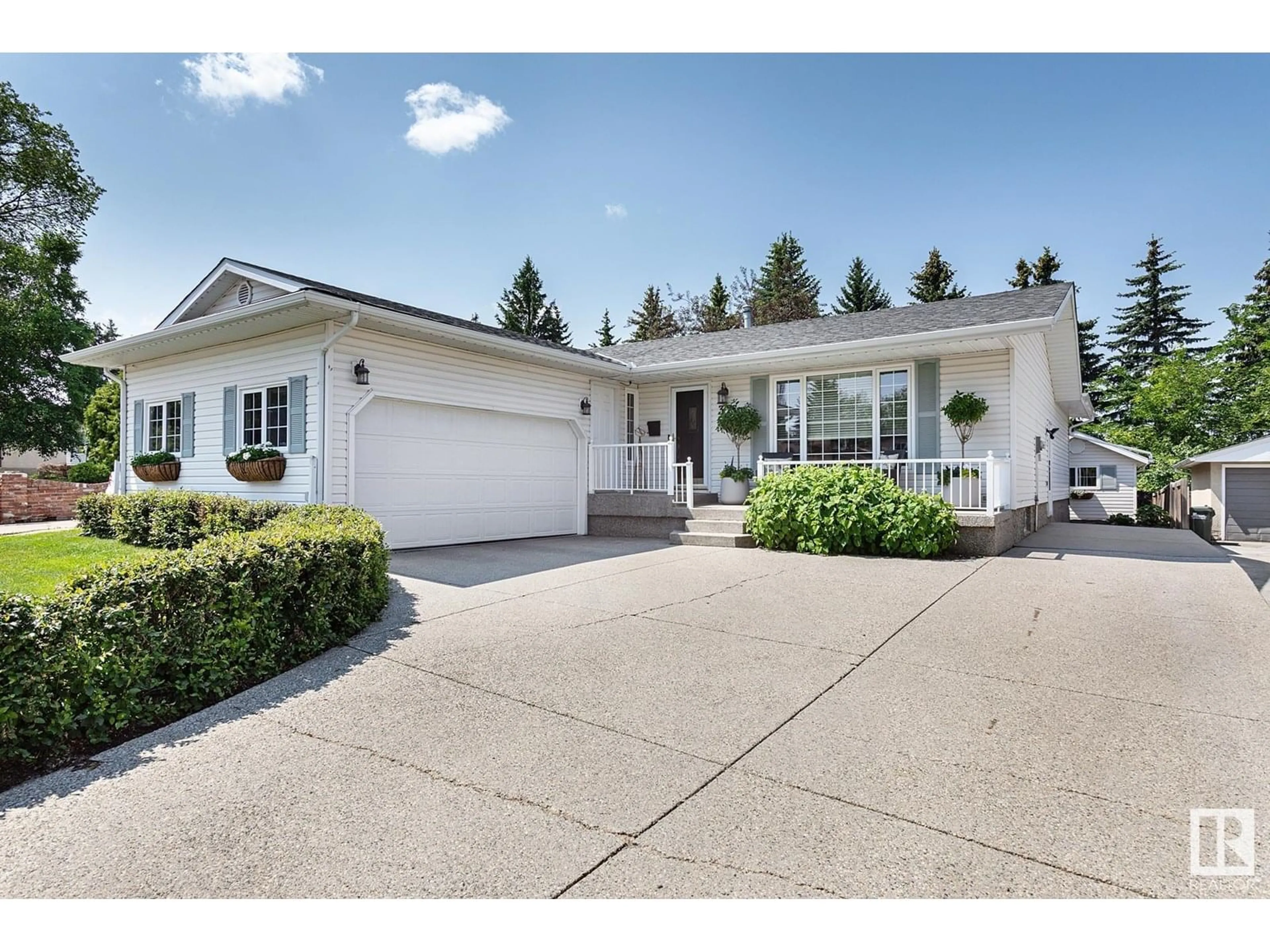 Home with vinyl exterior material, street for 32 MEADOWBROOK RD, Sherwood Park Alberta T8A0N9