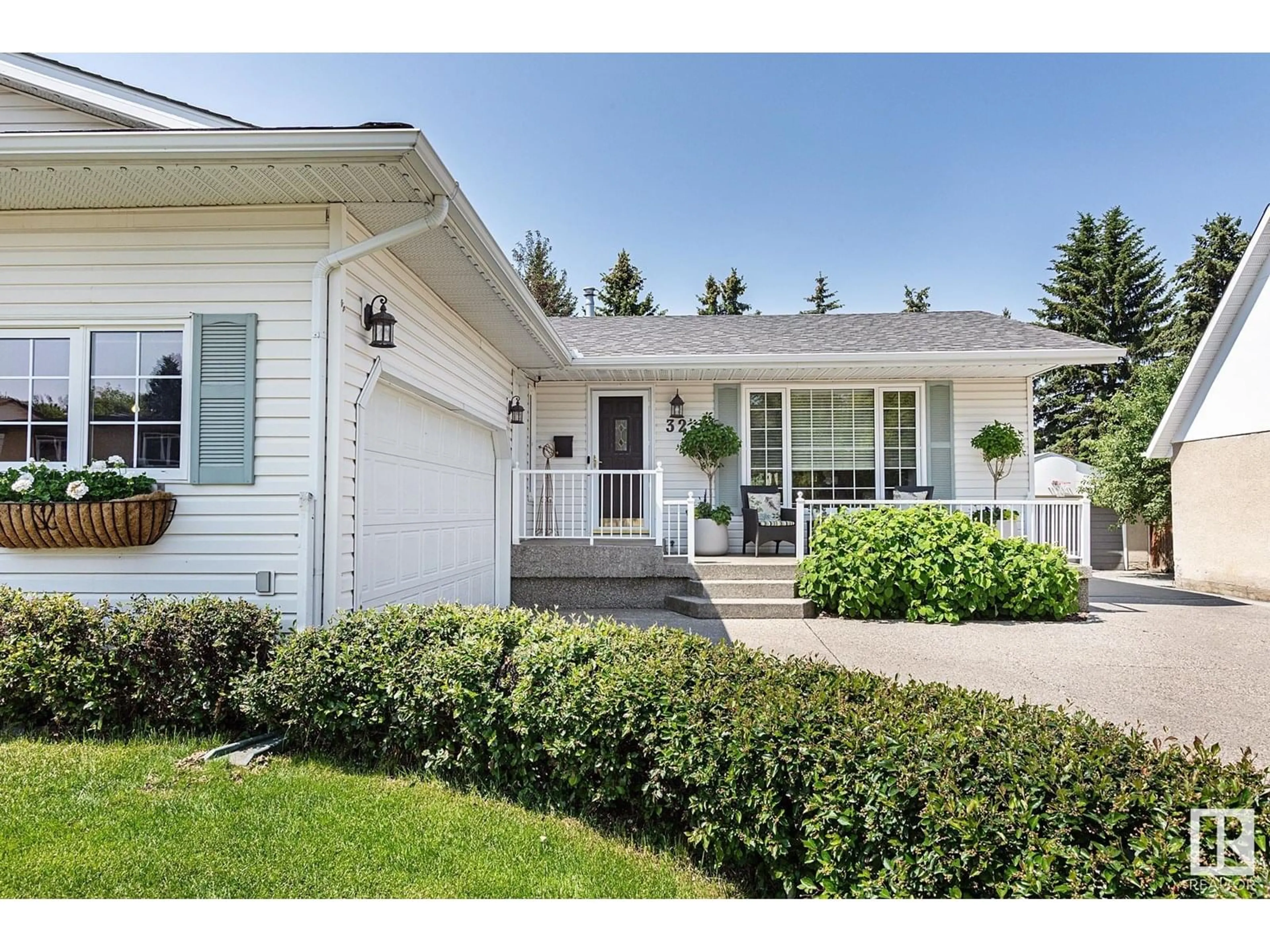 Home with vinyl exterior material, street for 32 MEADOWBROOK RD, Sherwood Park Alberta T8A0N9