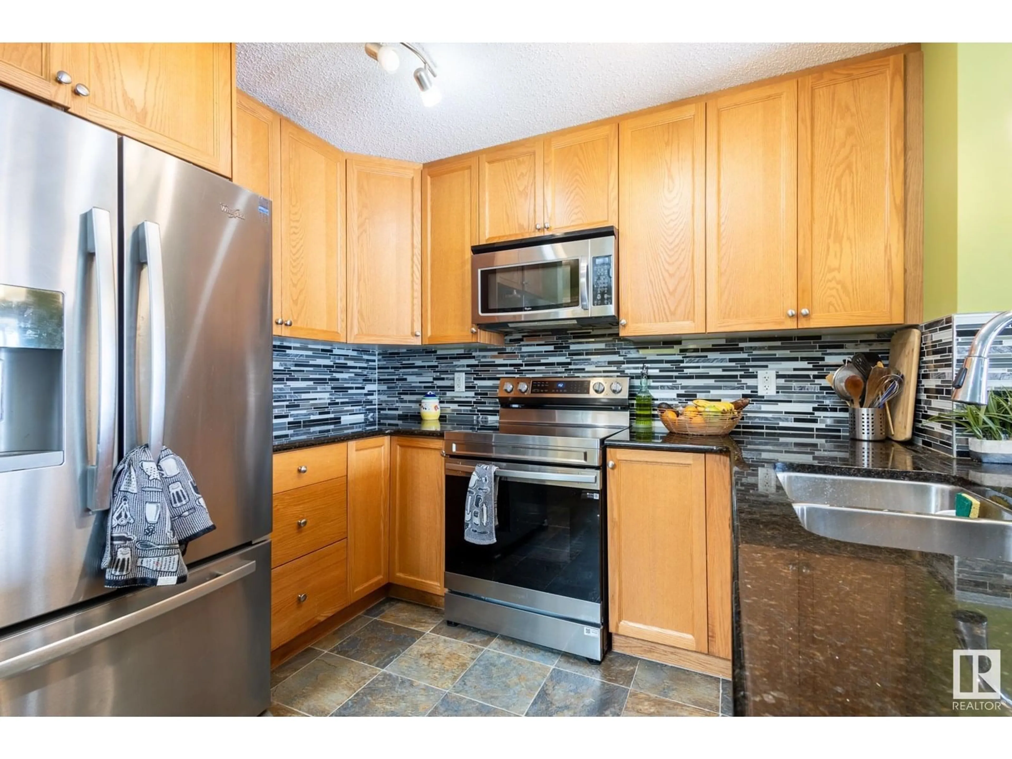 Standard kitchen, unknown for NW - 1813 28 ST, Edmonton Alberta T6T0S7