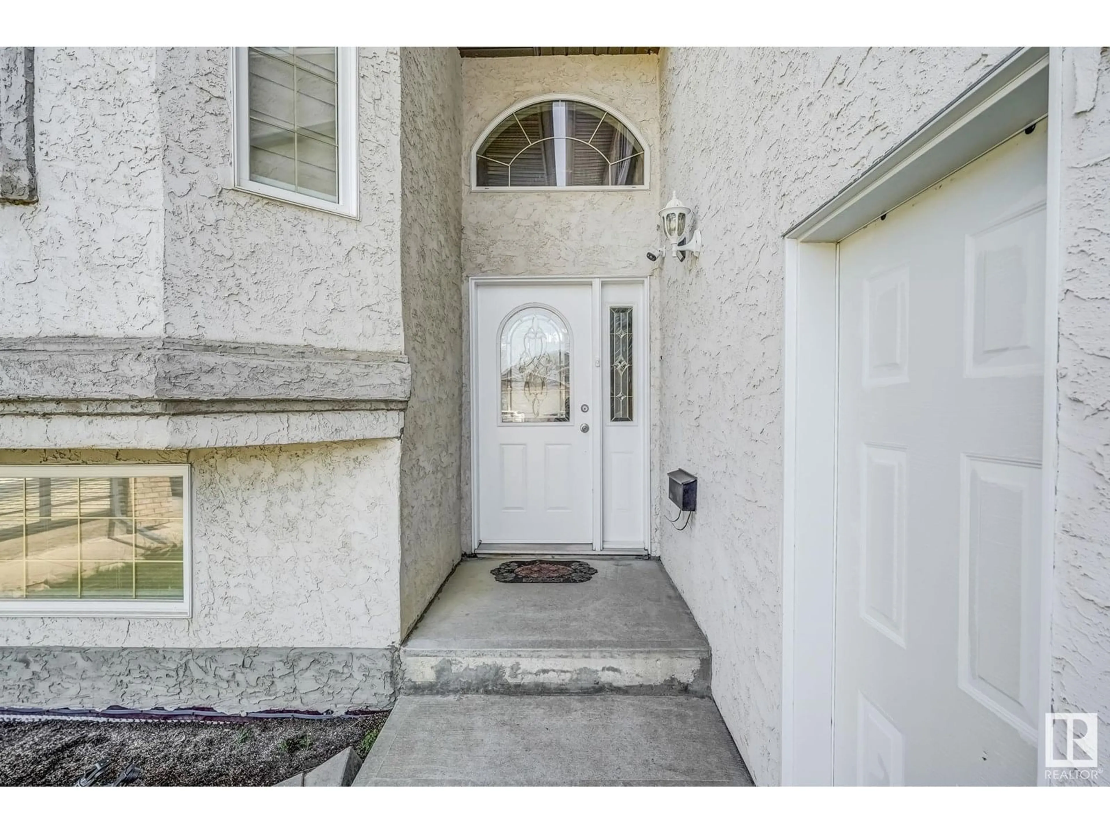Indoor entryway for 723 KIRKNESS RD, Edmonton Alberta T5Y2Y8