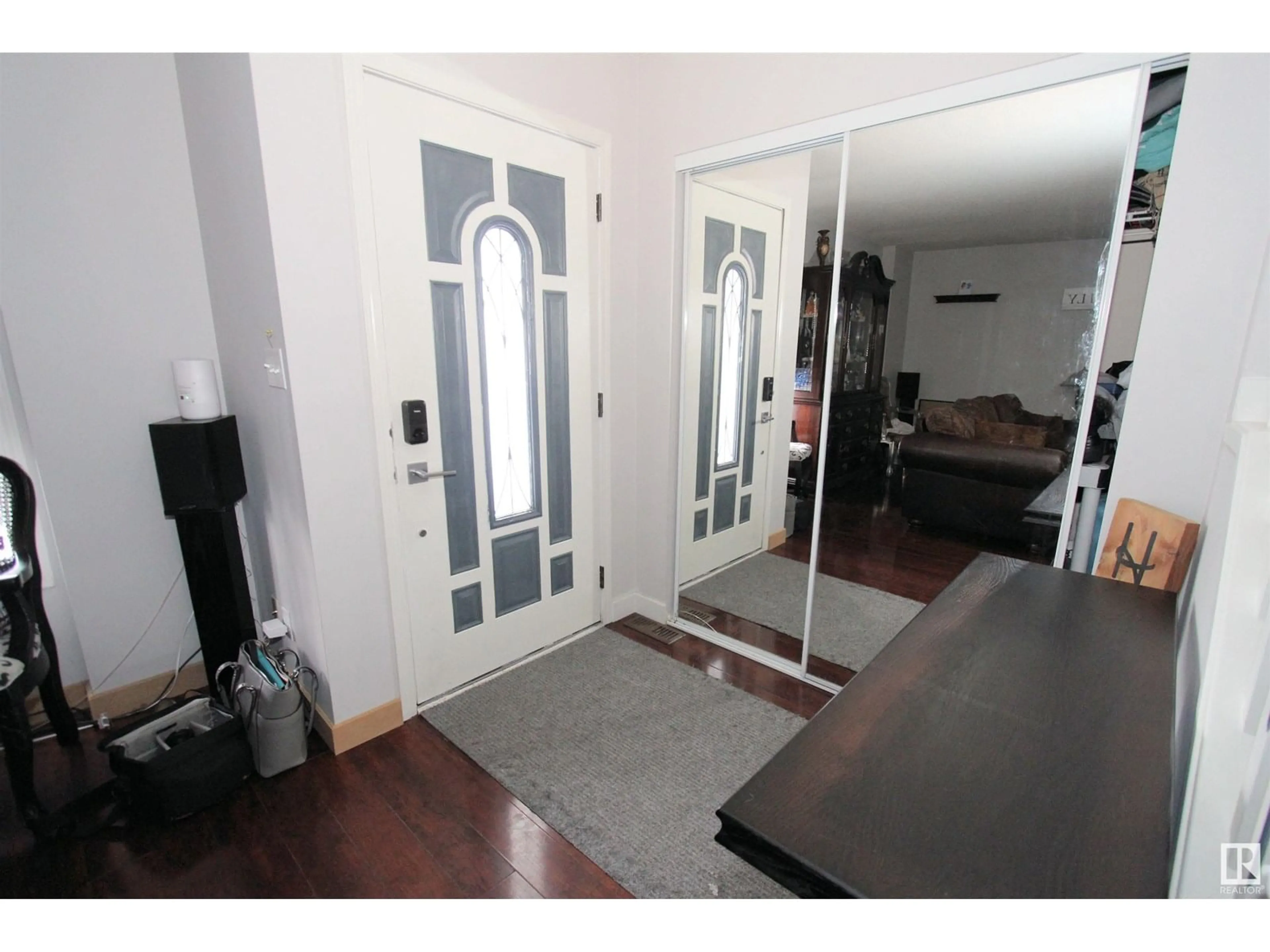 Indoor entryway for 1873 TOWNE CENTRE BV, Edmonton Alberta T6R3J6