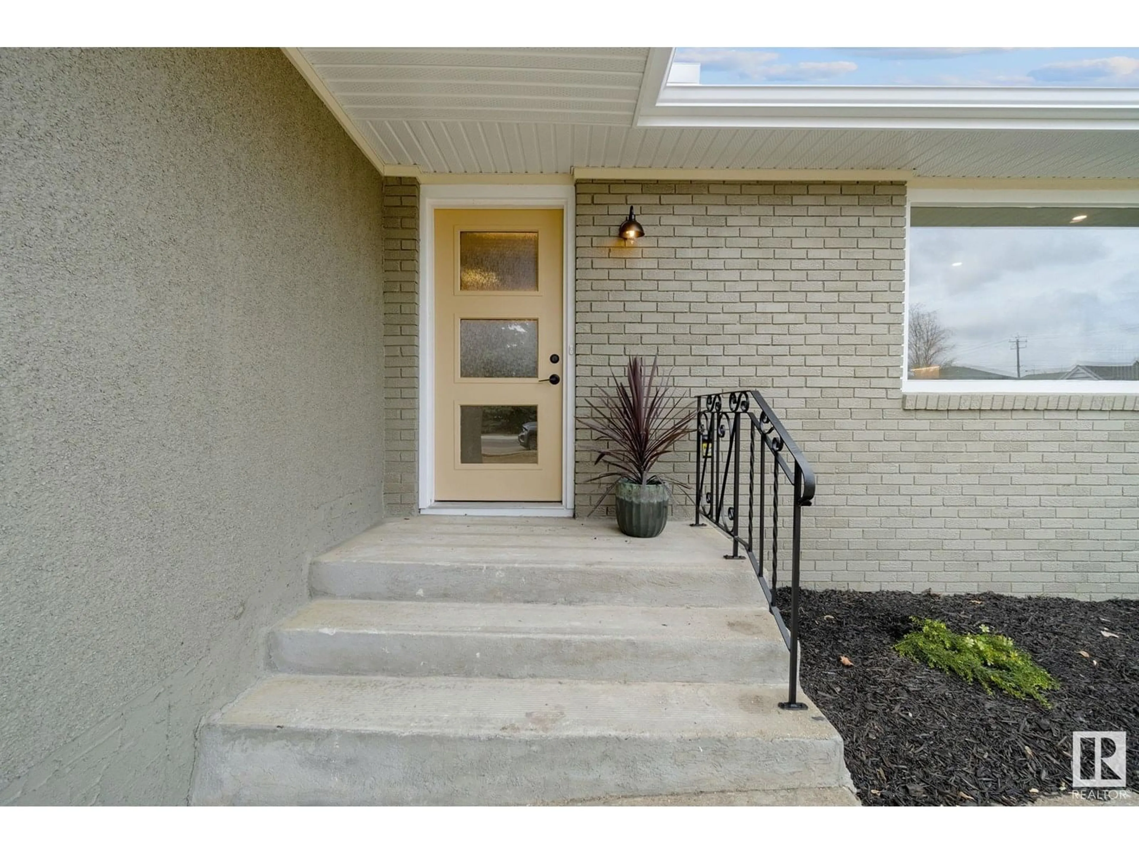 Indoor entryway for 9444 74 ST, Edmonton Alberta T6B2B4