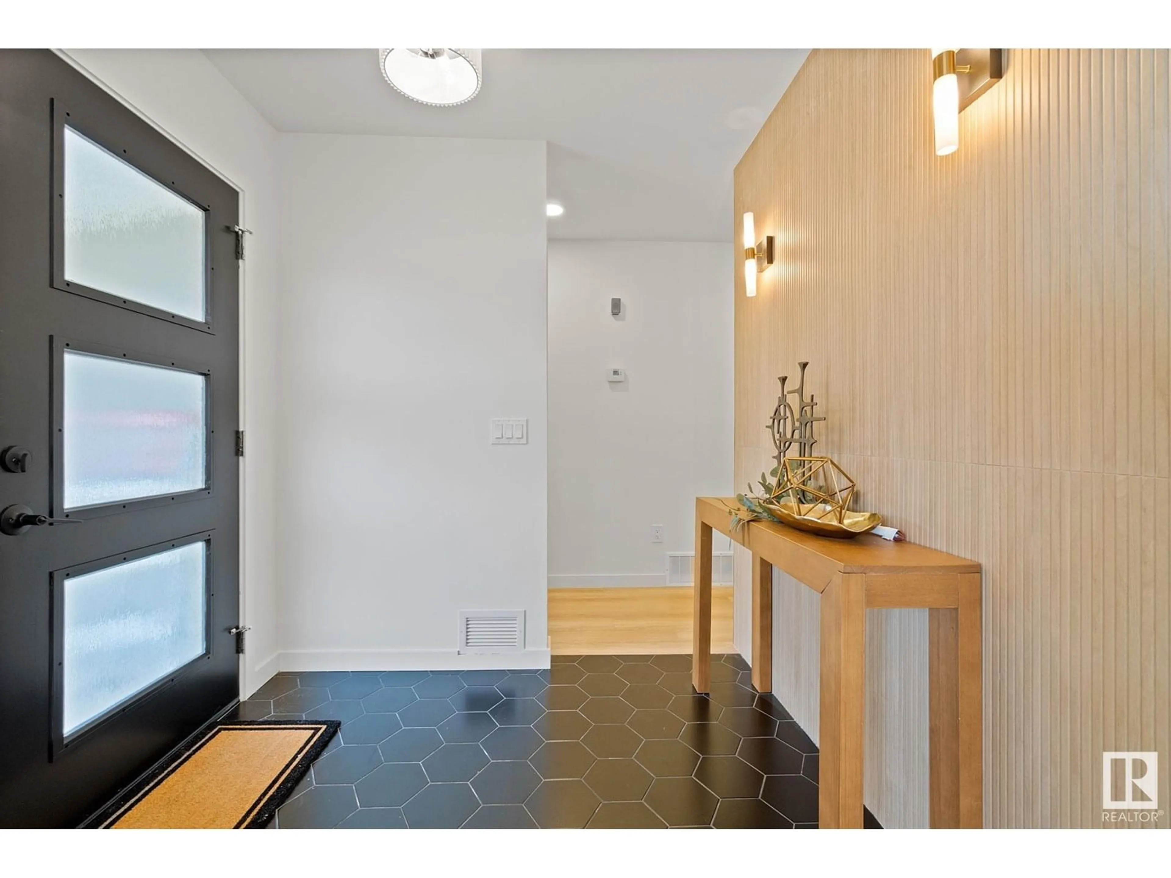 Indoor entryway for 9444 74 ST, Edmonton Alberta T6B2B4