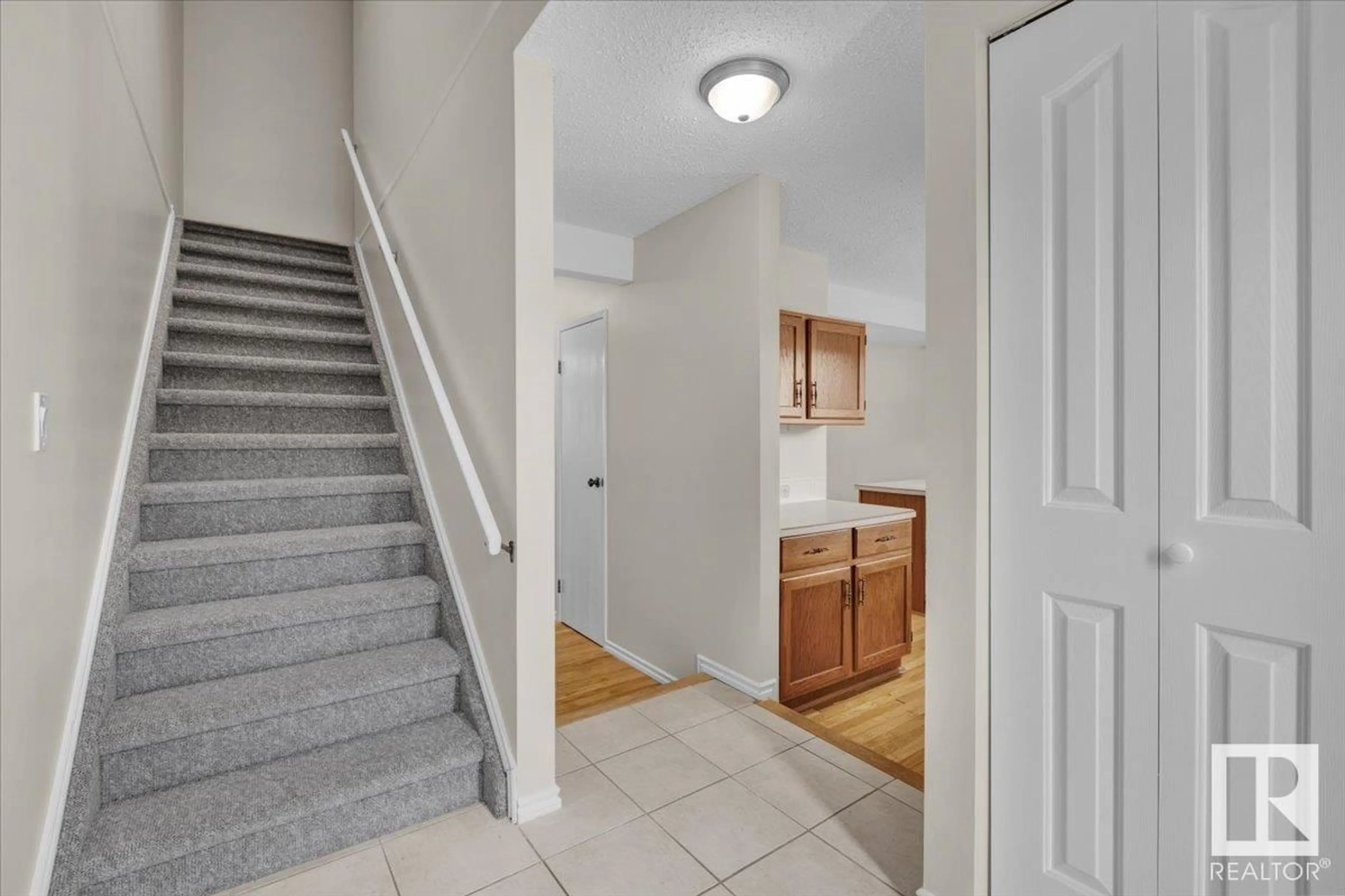 Indoor entryway for 59 - 3115 119 ST, Edmonton Alberta T6J5N5