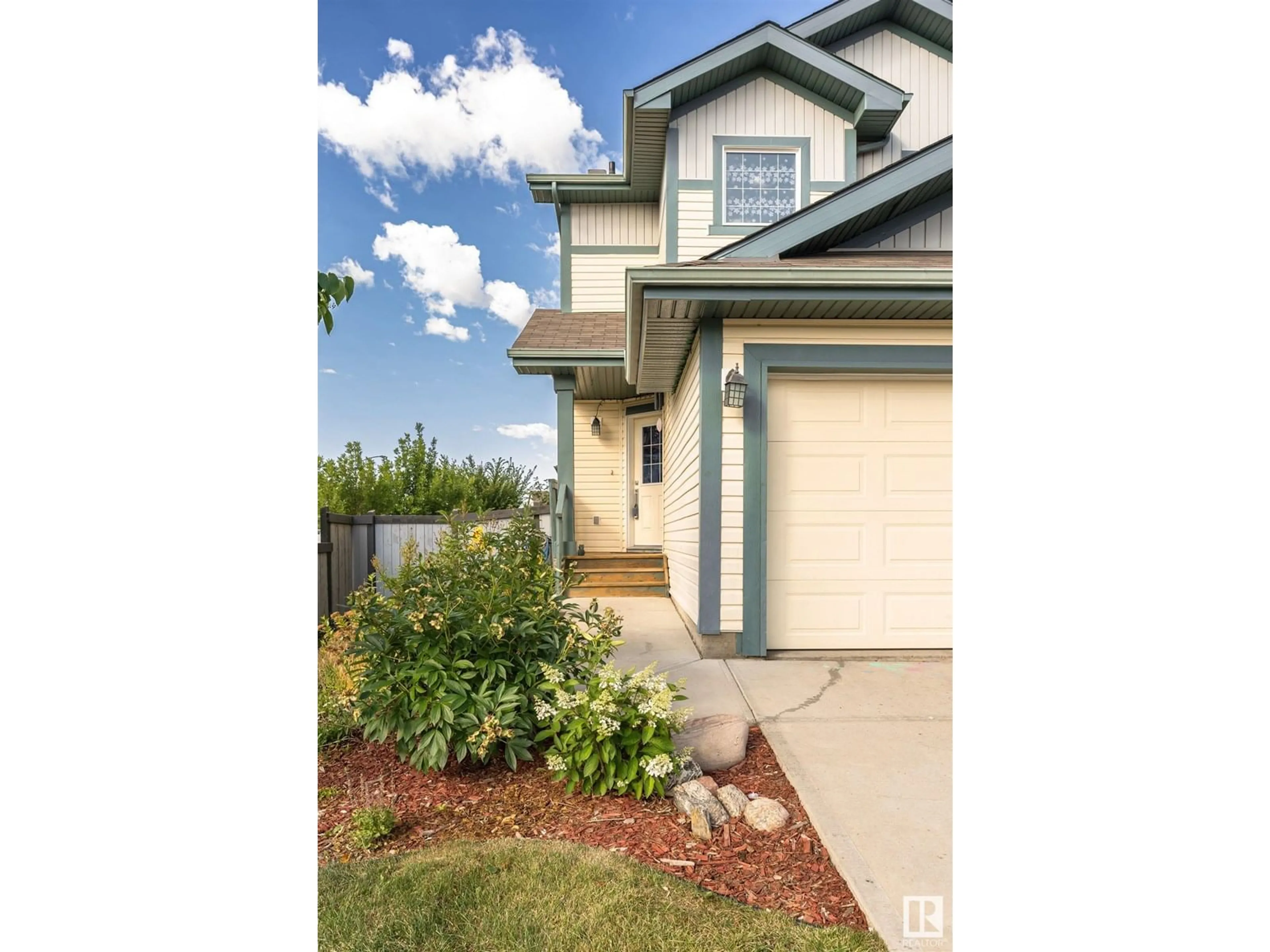 Home with vinyl exterior material, street for SW - 632 176 ST, Edmonton Alberta T6W2G7
