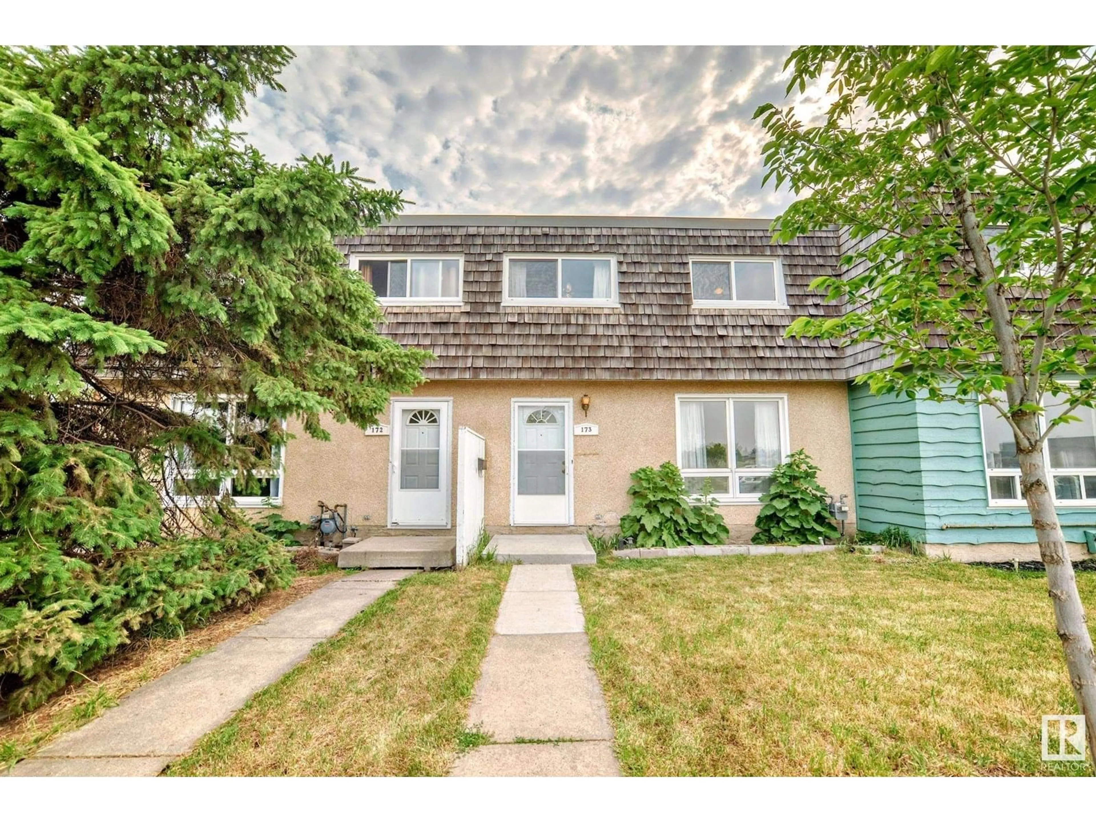 Home with vinyl exterior material, street for 173 MAYFAIR MEWS, Edmonton Alberta T5E5R7