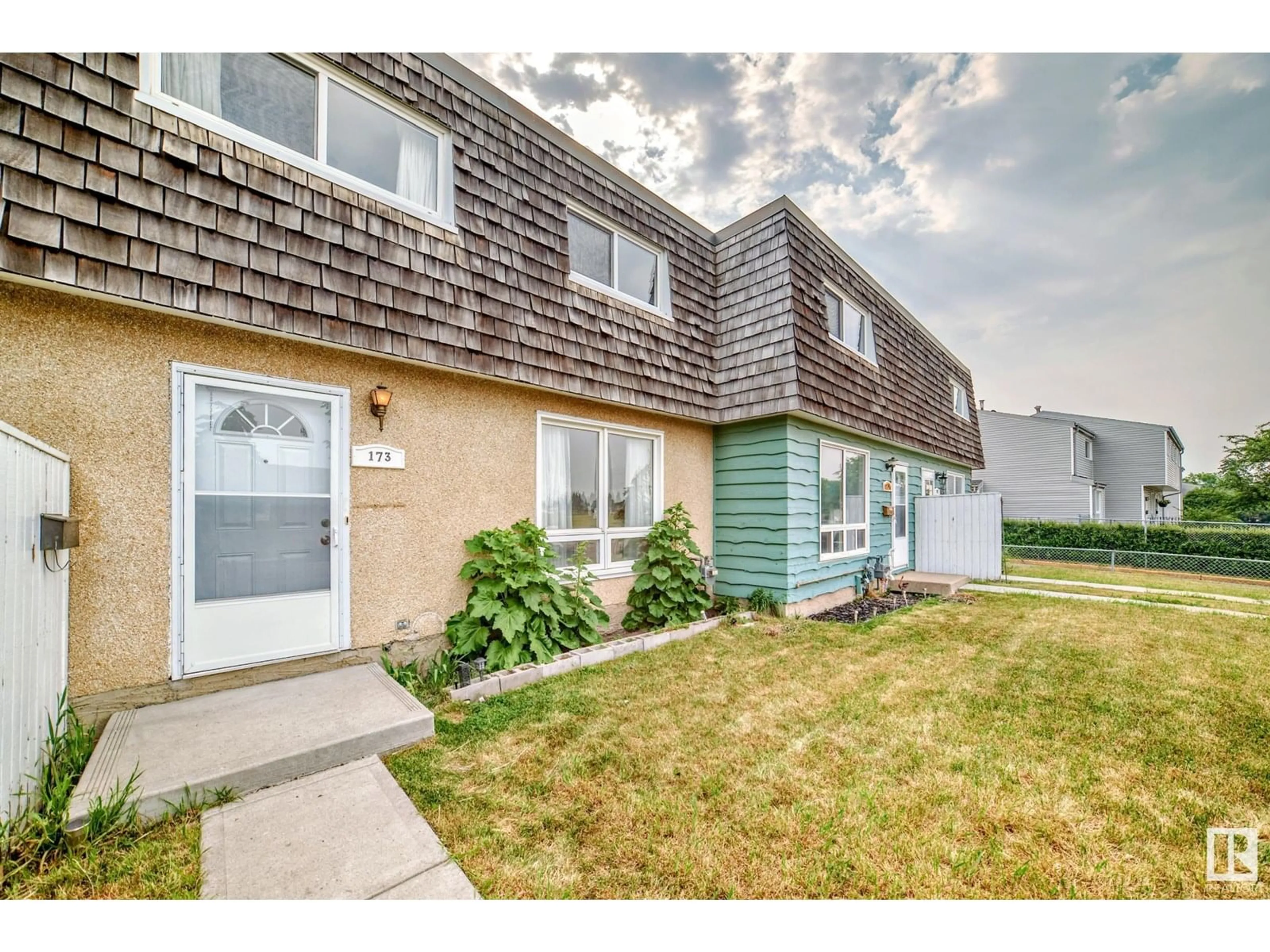 Home with vinyl exterior material, street for 173 MAYFAIR MEWS, Edmonton Alberta T5E5R7