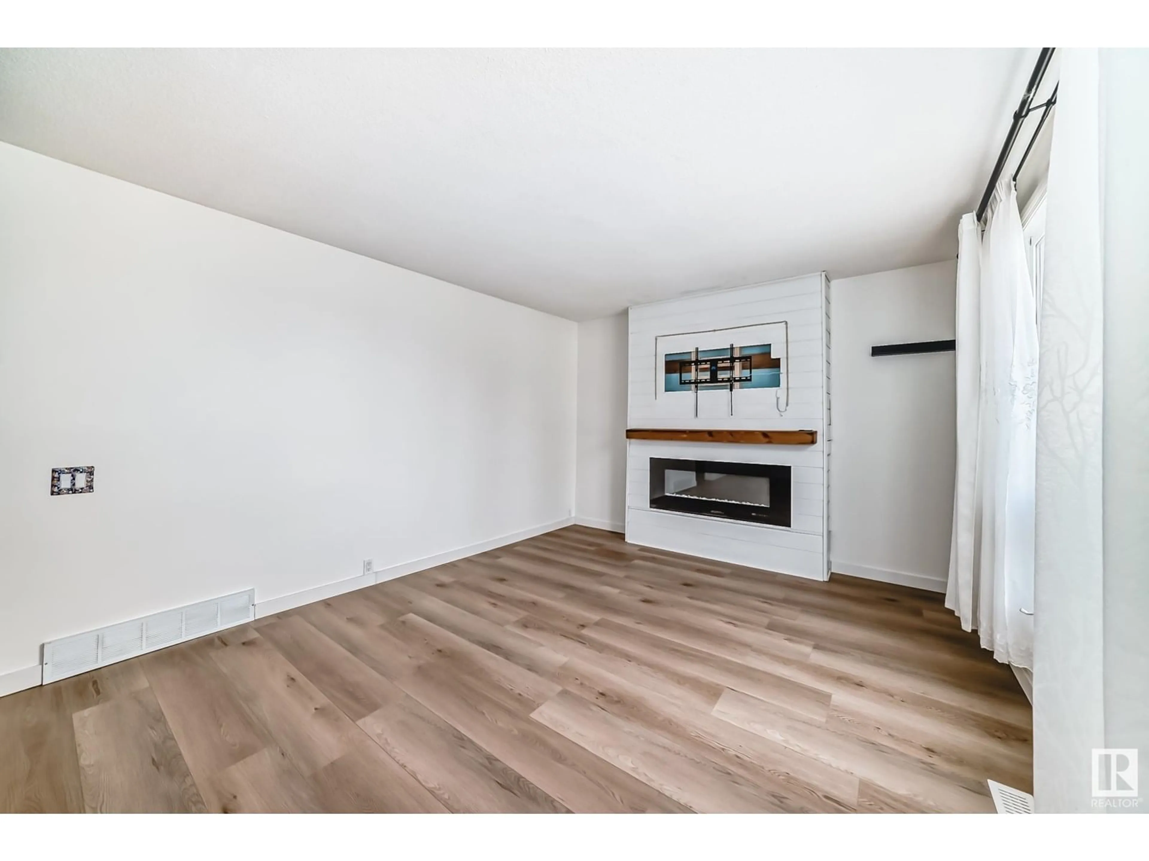 A pic of a room for 173 MAYFAIR MEWS, Edmonton Alberta T5E5R7