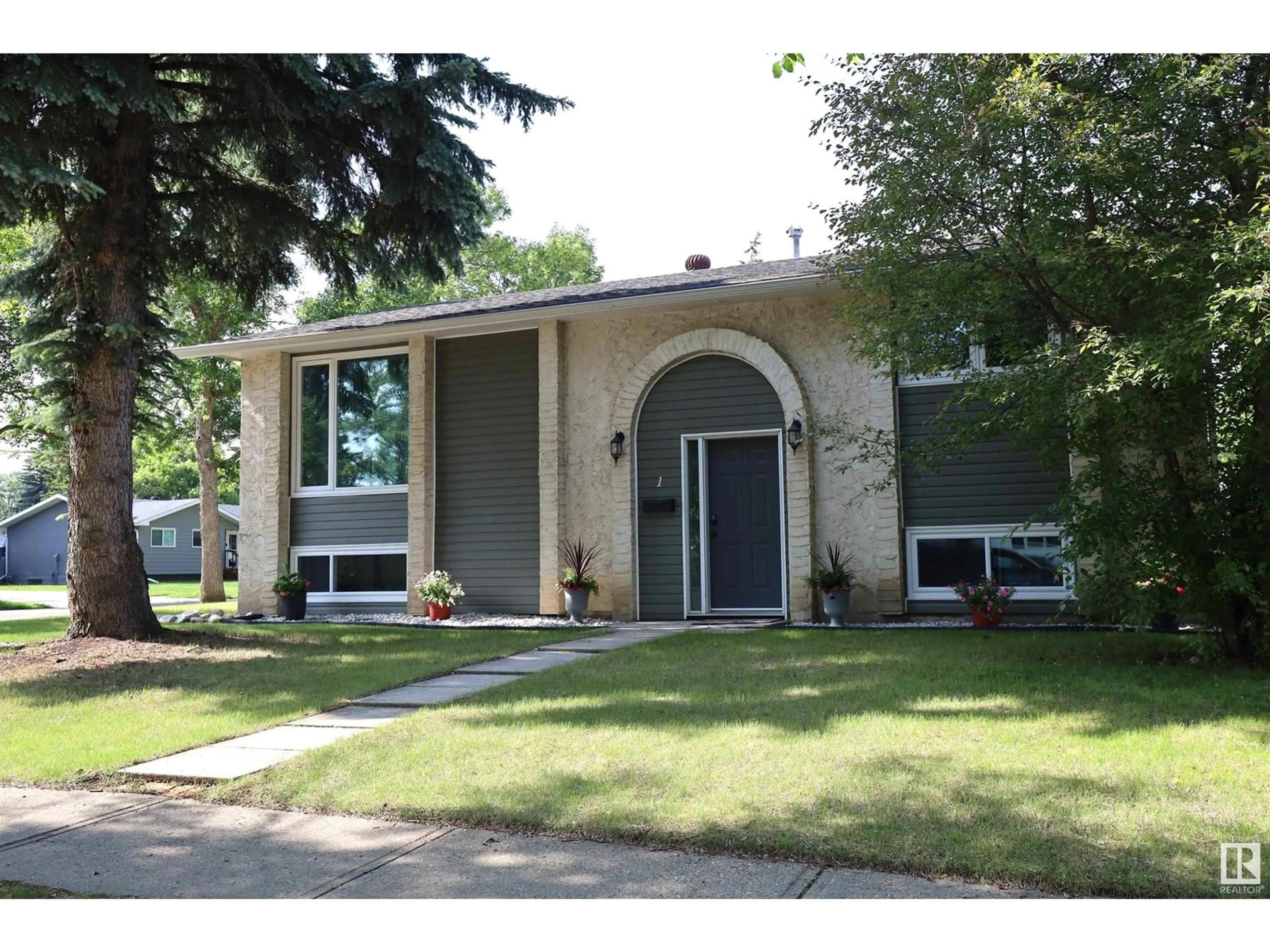Home with vinyl exterior material, street for 1 MILBURN CR, St. Albert Alberta T8N2C4