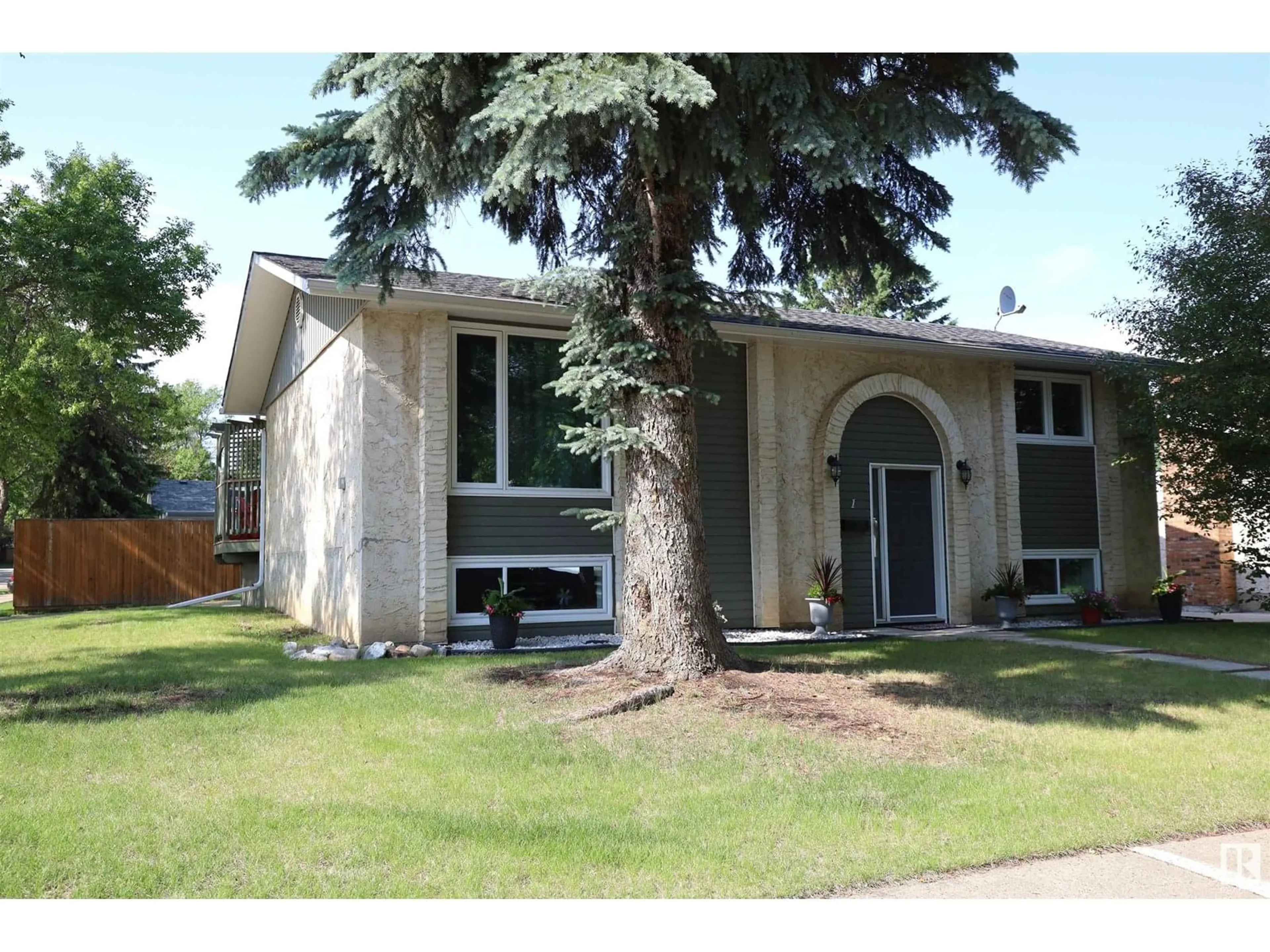 Home with vinyl exterior material, street for 1 MILBURN CR, St. Albert Alberta T8N2C4