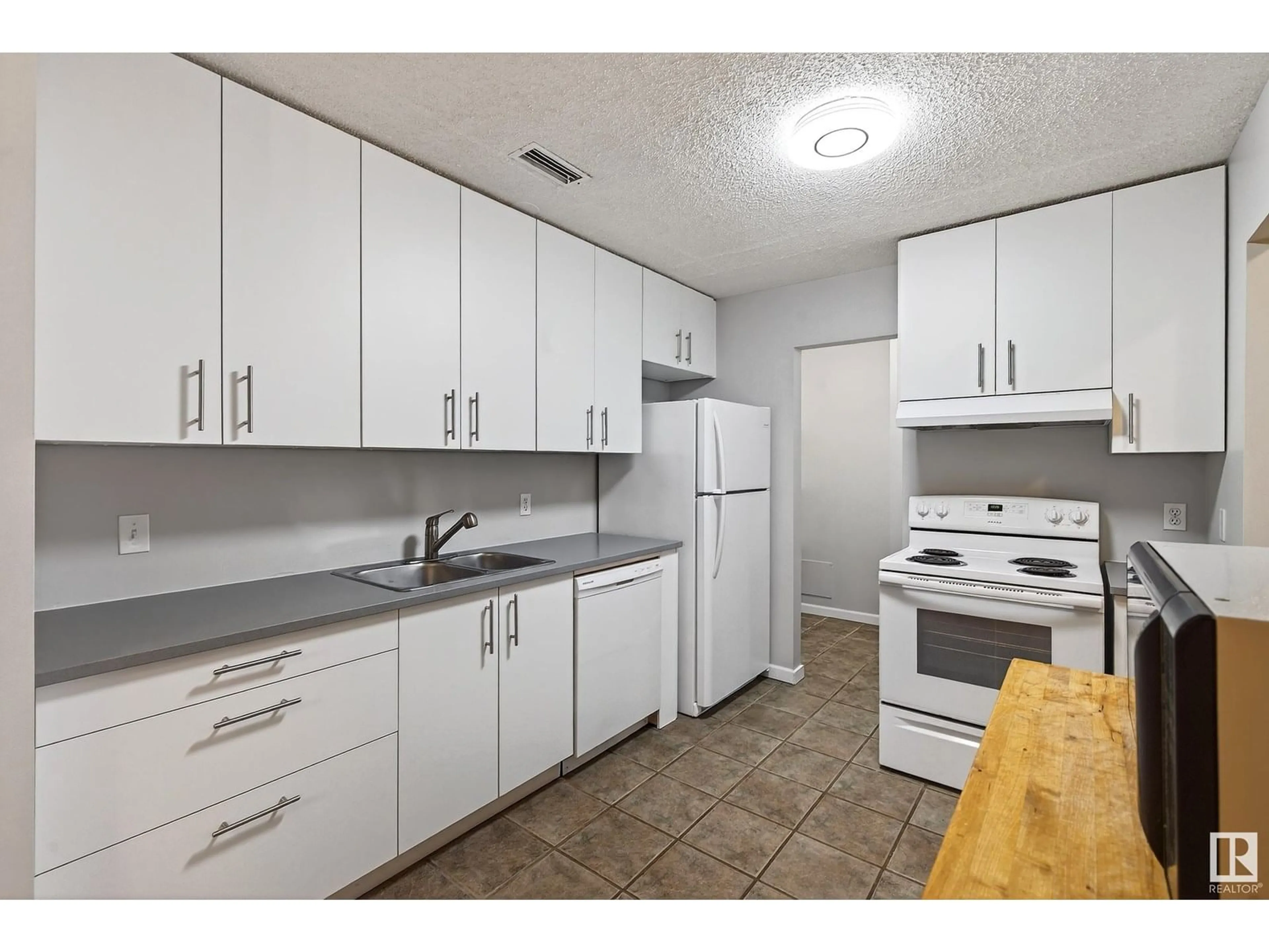 Standard kitchen, unknown for 1913 SADDLEBACK RD, Edmonton Alberta T6J5M9