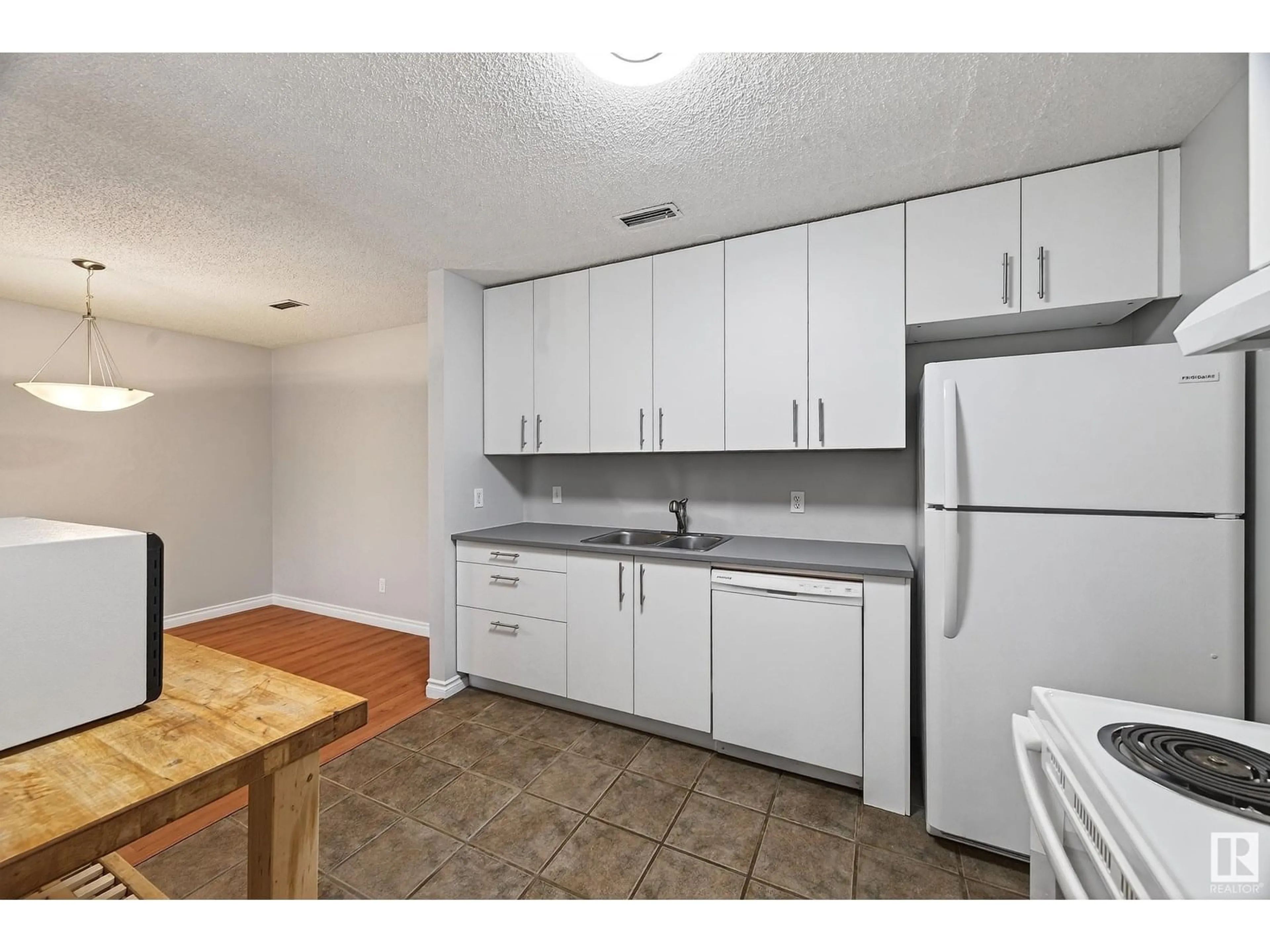 Standard kitchen, unknown for 1913 SADDLEBACK RD, Edmonton Alberta T6J5M9