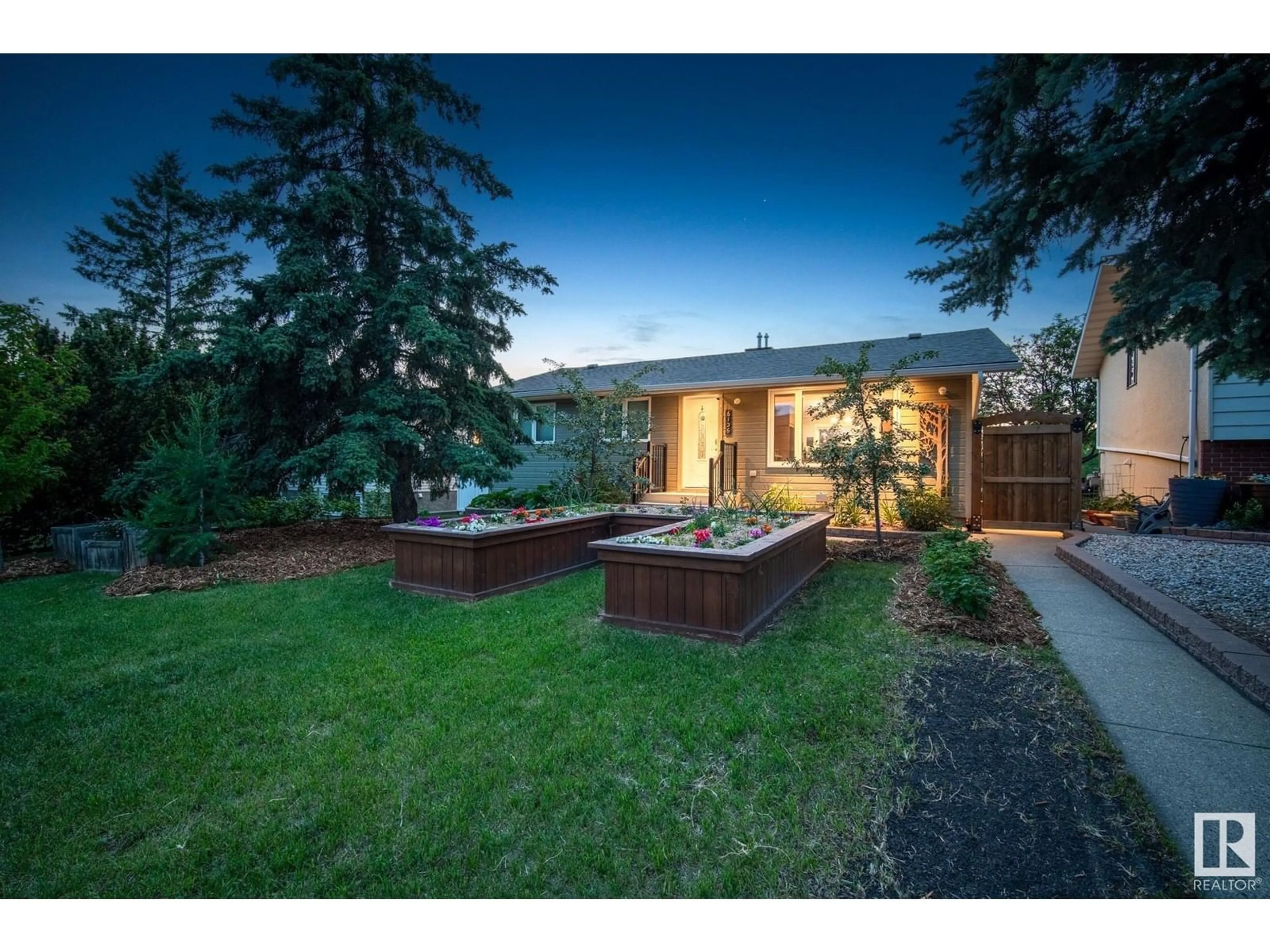 A pic from outside/outdoor area/front of a property/back of a property/a pic from drone, street for 6136 40 AV NW, Edmonton Alberta T6L1N7