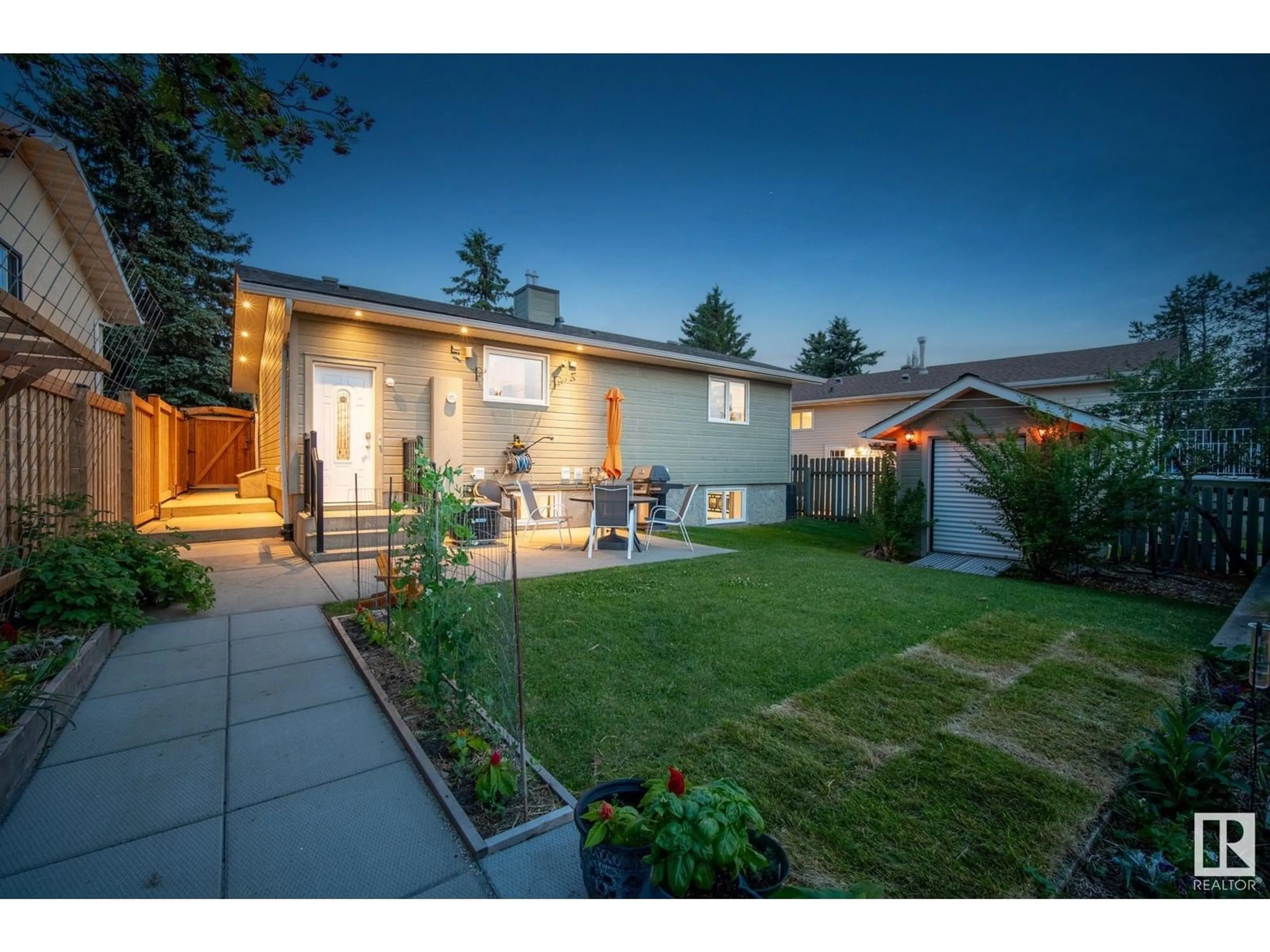 A pic from outside/outdoor area/front of a property/back of a property/a pic from drone, street for 6136 40 AV NW, Edmonton Alberta T6L1N7