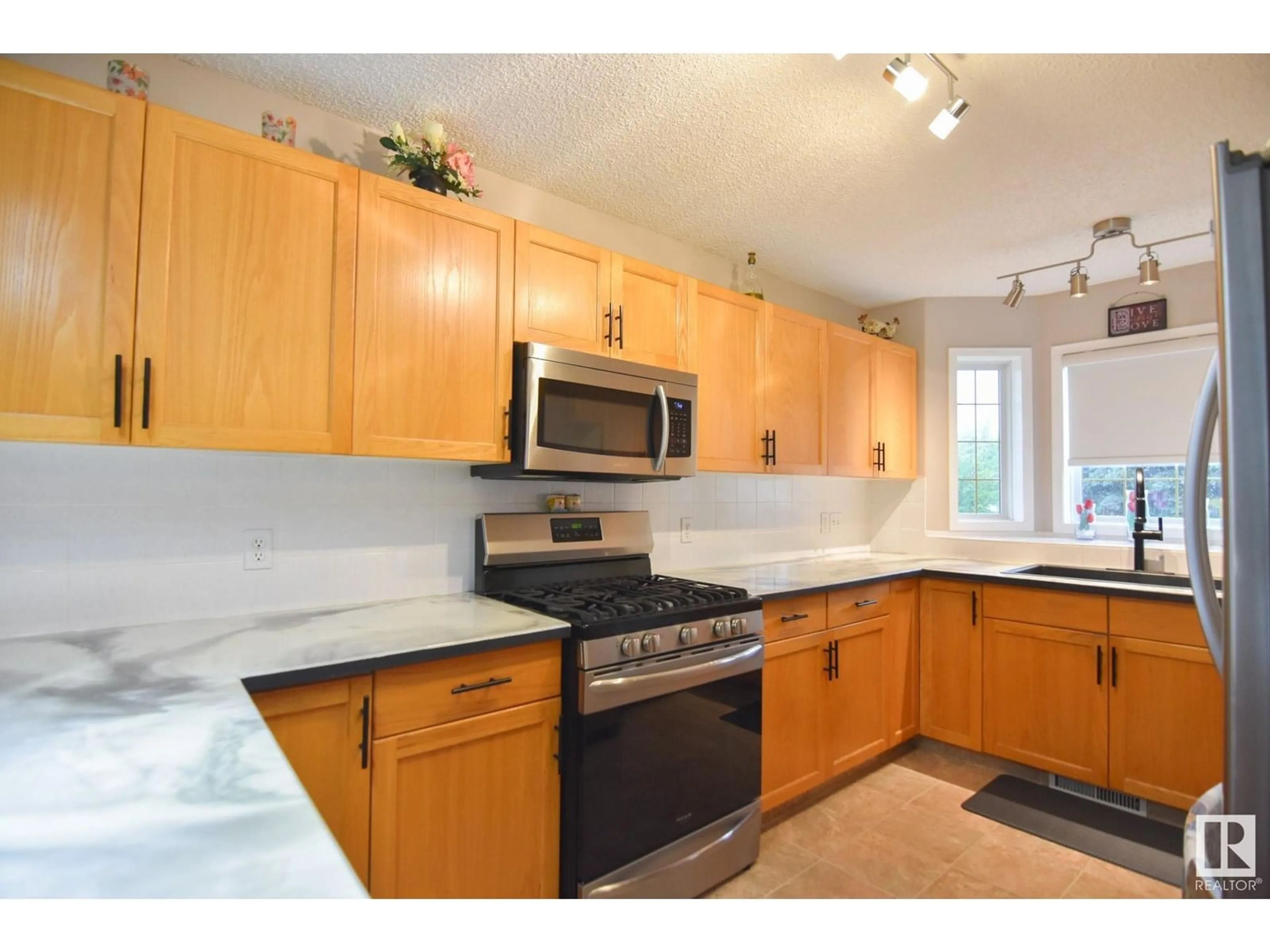 Standard kitchen, unknown for 27 CRANFORD WY, Sherwood Park Alberta T8H5W5