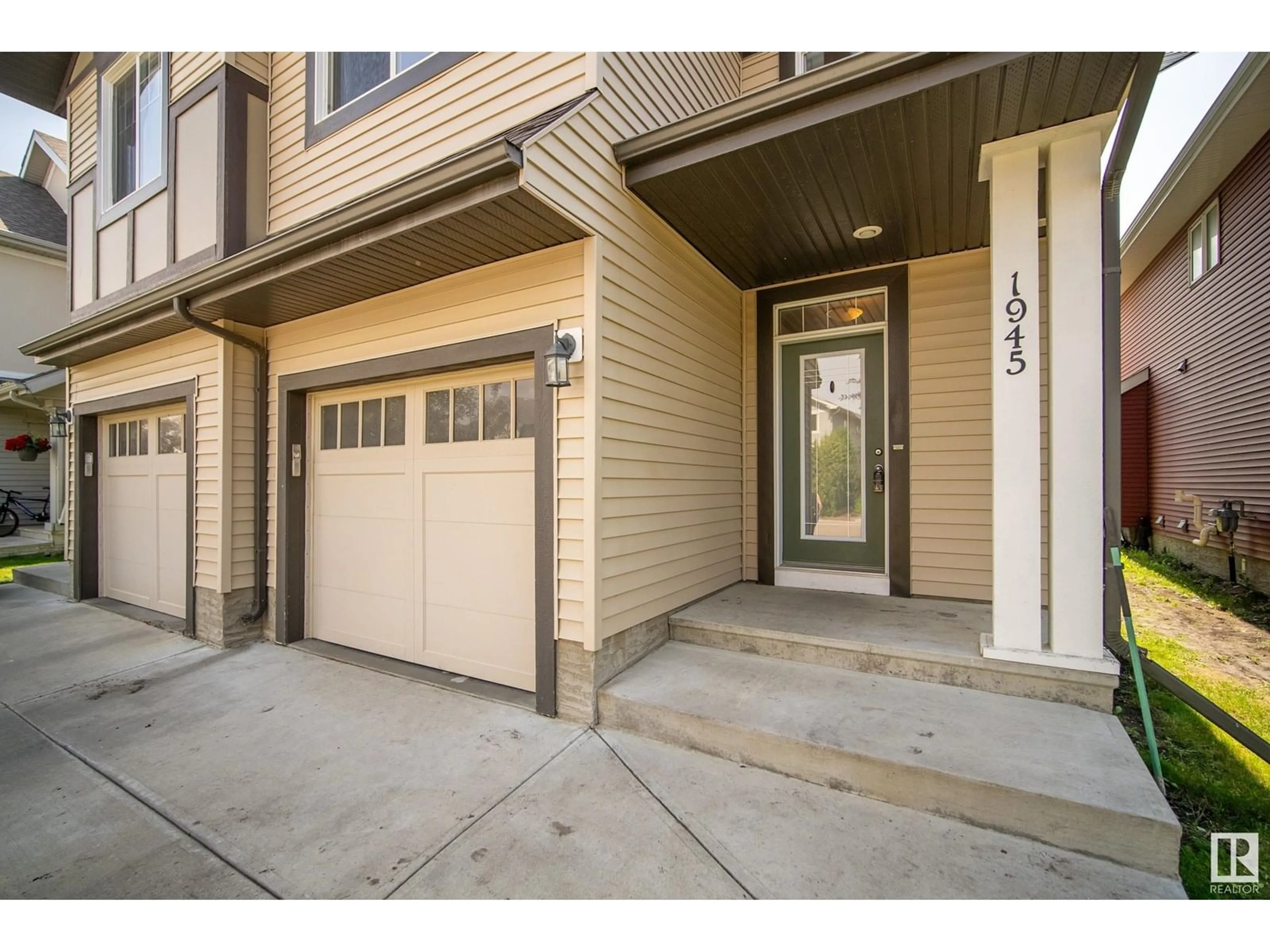 Indoor entryway for 1945 CHAPMAN RD, Edmonton Alberta T6W0Y6