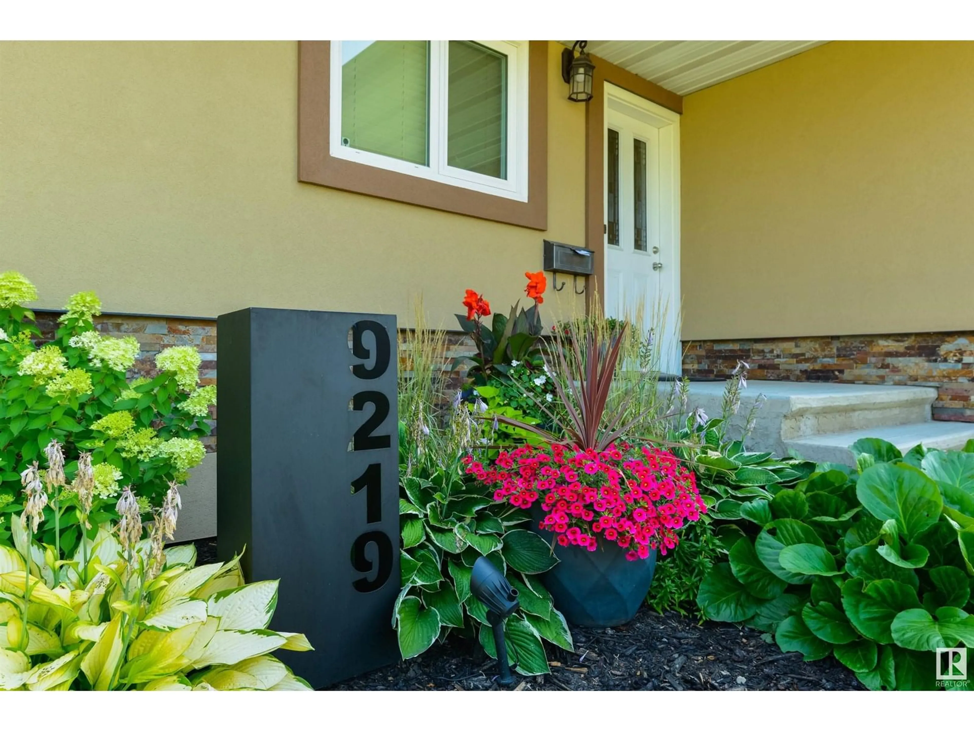 Indoor entryway for 9219 62 ST, Edmonton Alberta T6B1N9