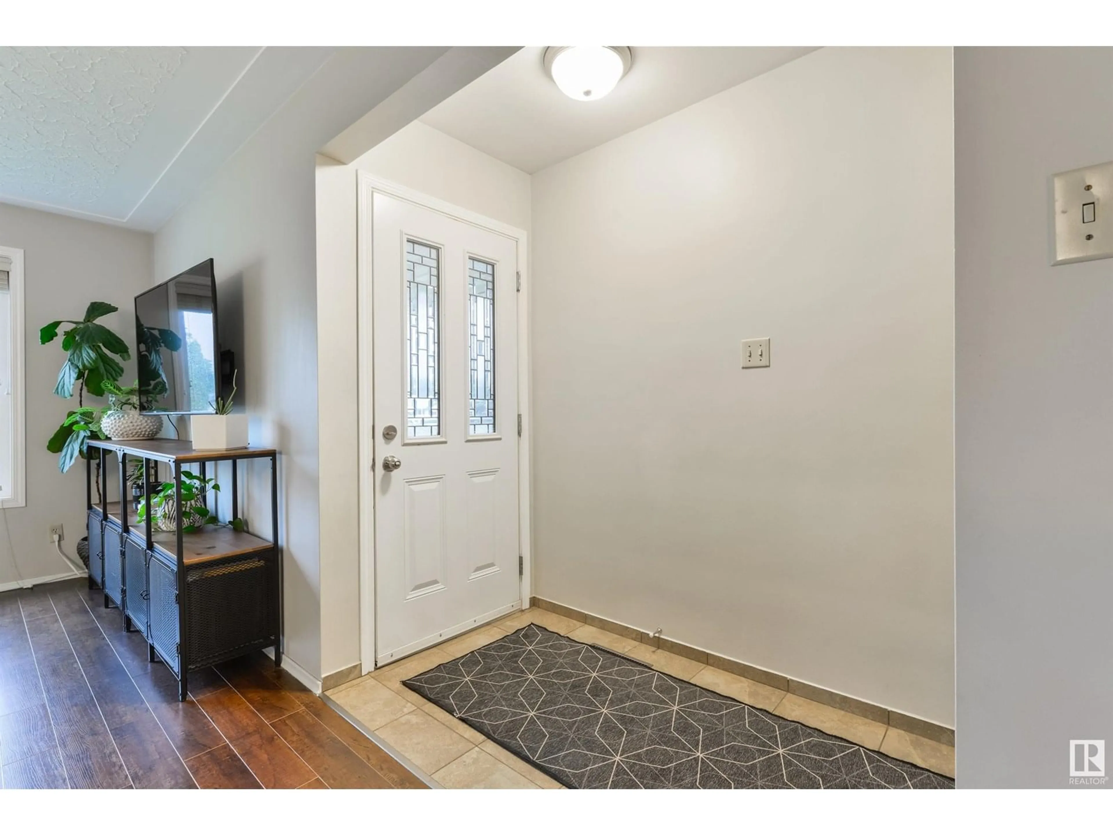 Indoor entryway for 9219 62 ST, Edmonton Alberta T6B1N9