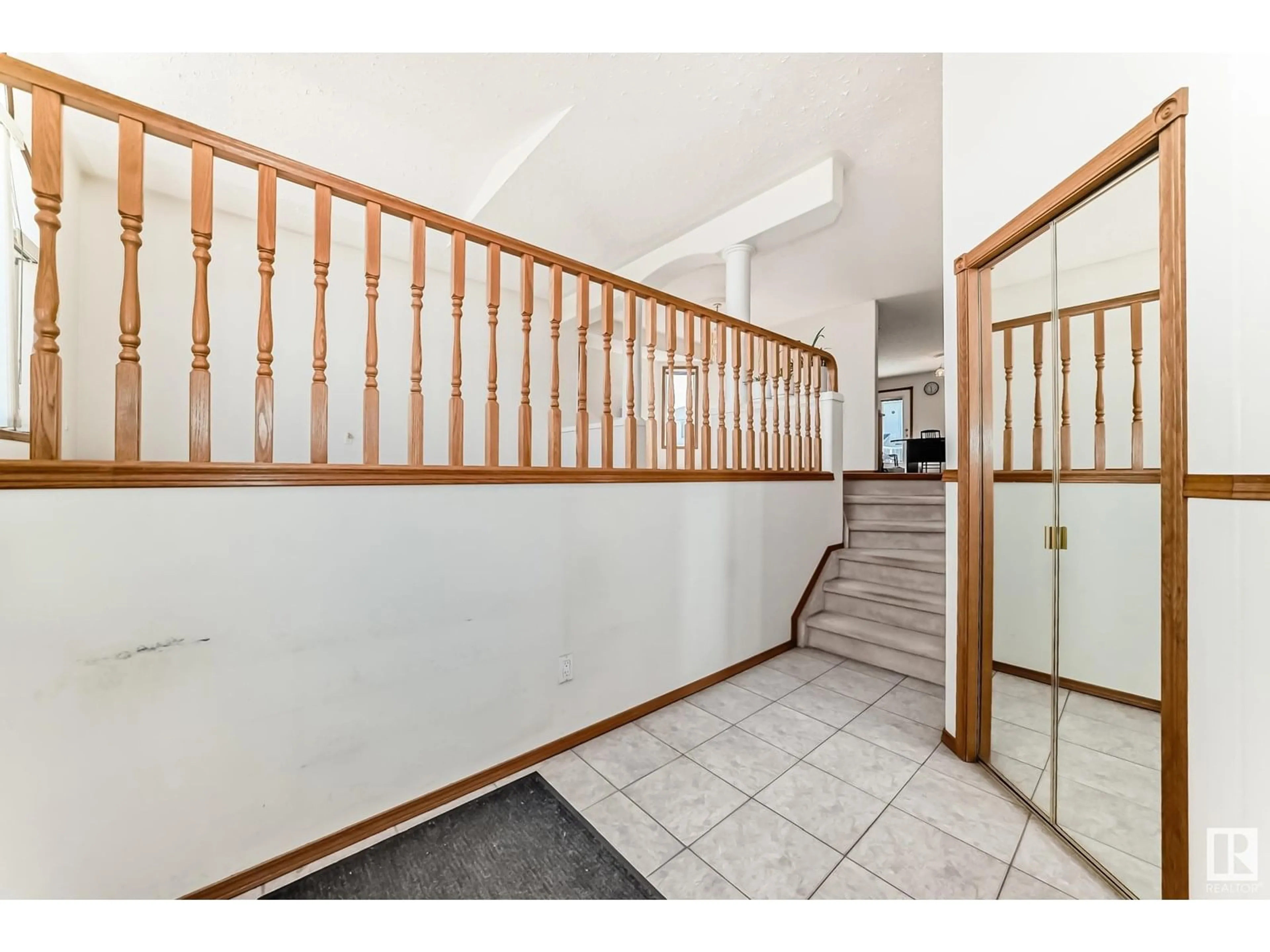 Indoor foyer for 8627 159A AV, Edmonton Alberta T5Z3E8