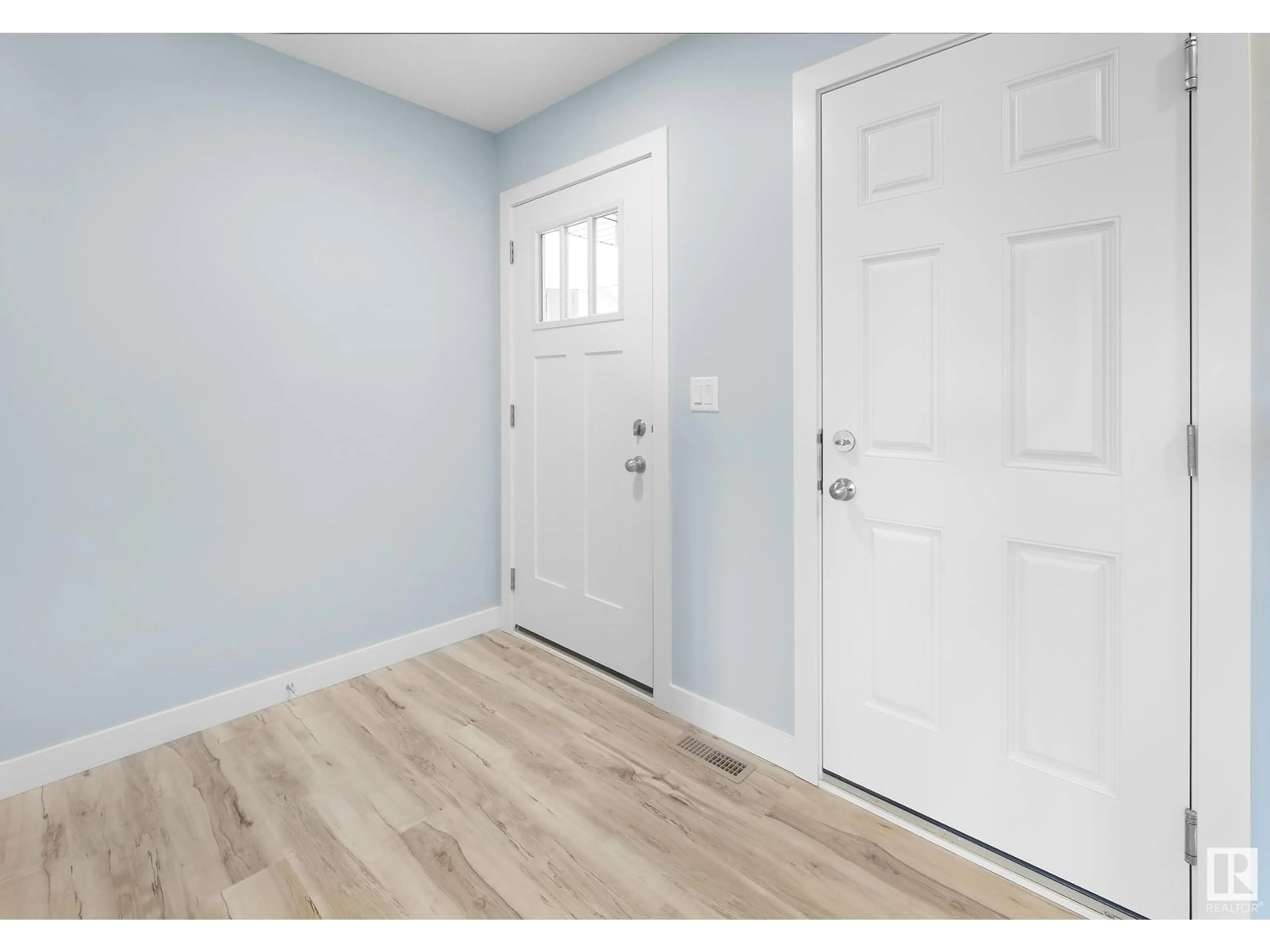 Indoor entryway for 754 BERG LO, Leduc Alberta T9E1G7
