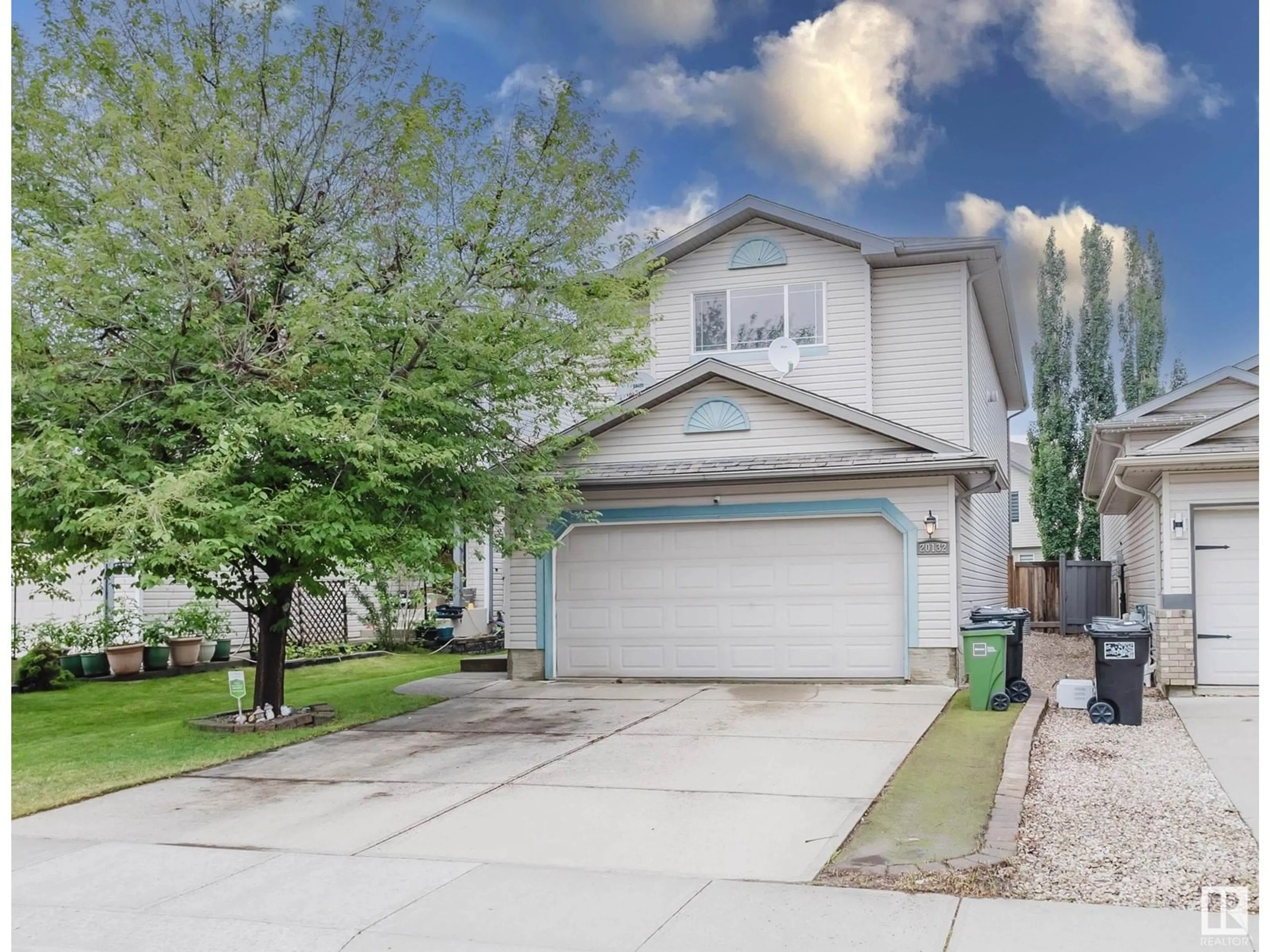 Home with vinyl exterior material, street for 20132 46 AV, Edmonton Alberta T6M2X9