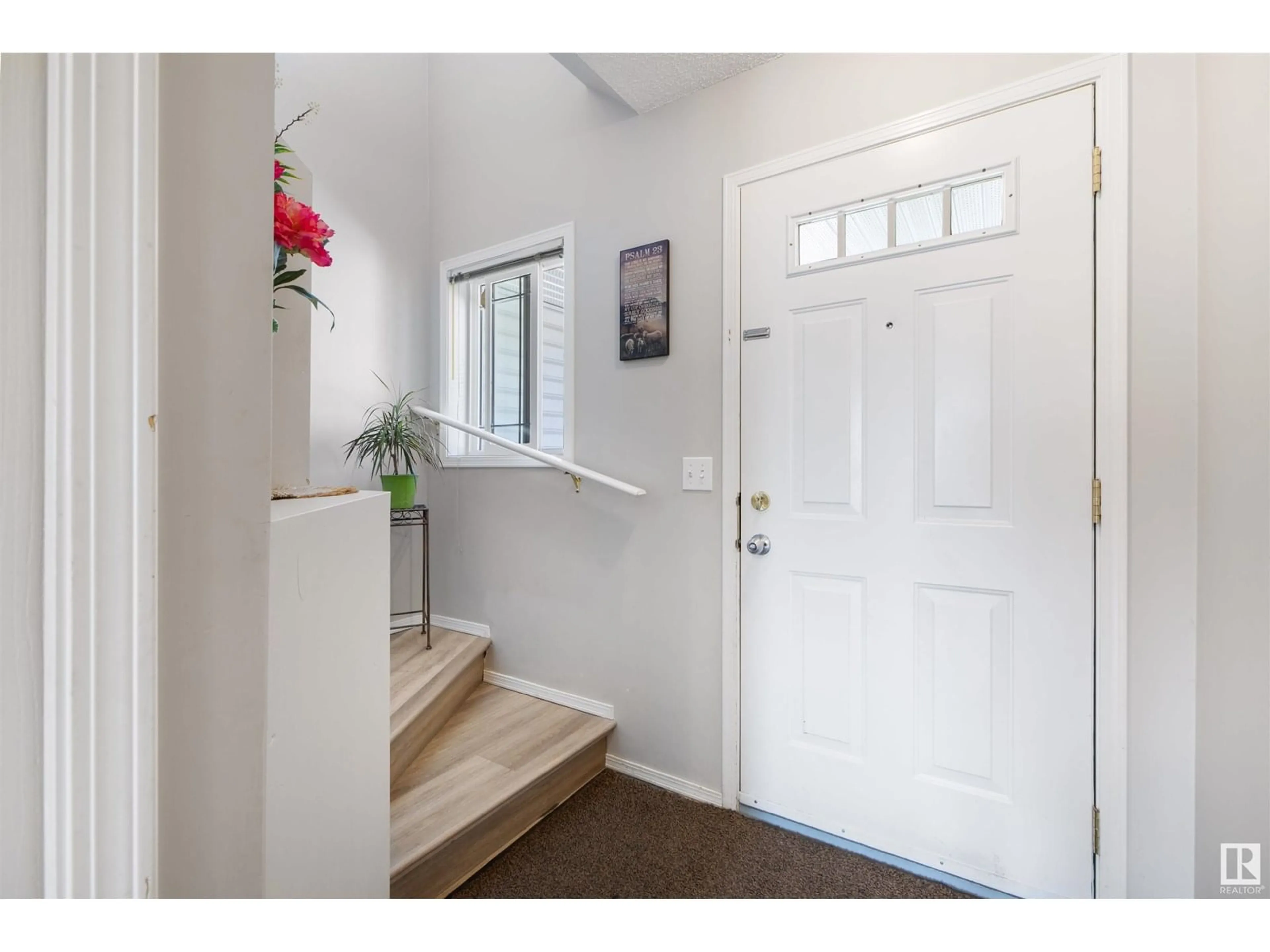 Indoor entryway for 13077 162A AV, Edmonton Alberta T6V1W1