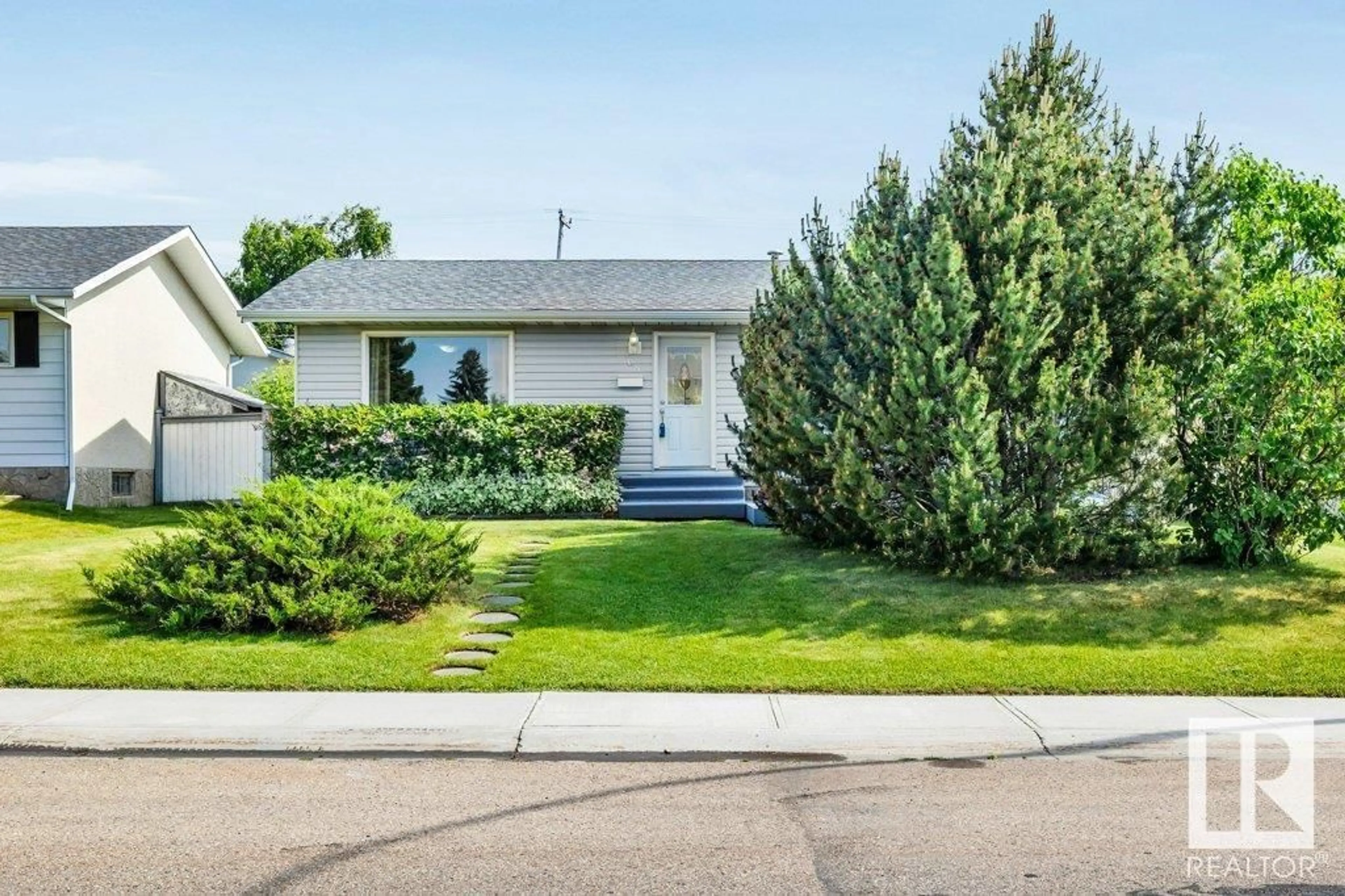 Home with vinyl exterior material, street for 68 BELLEVILLE AV, Spruce Grove Alberta T7X1H8